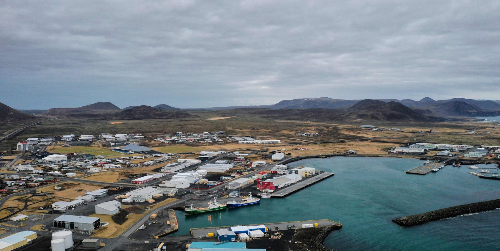 In Grindavík, der Ortschaft, die möglicherweise am ehesten von einer Eruption betroffen sein könnte, leben rund 3.300 Menschen.