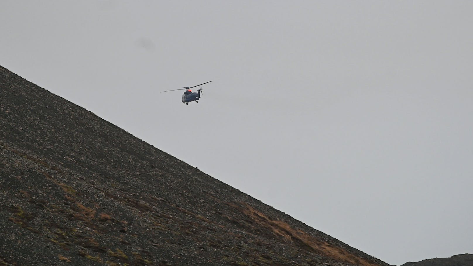 Auch per Helikopter wird die geologische Situation auf der Reykjanes-Halbinsel überwacht.