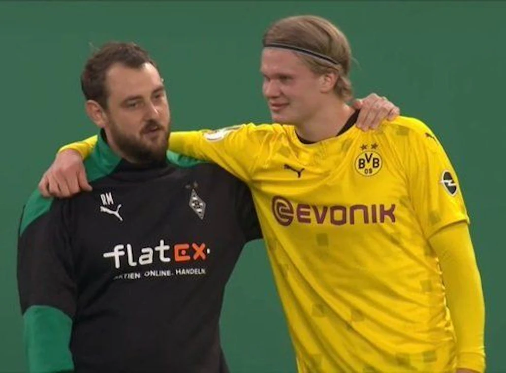 Erling Haaland mit Gladbach-Co-Trainer Rene Maric. 