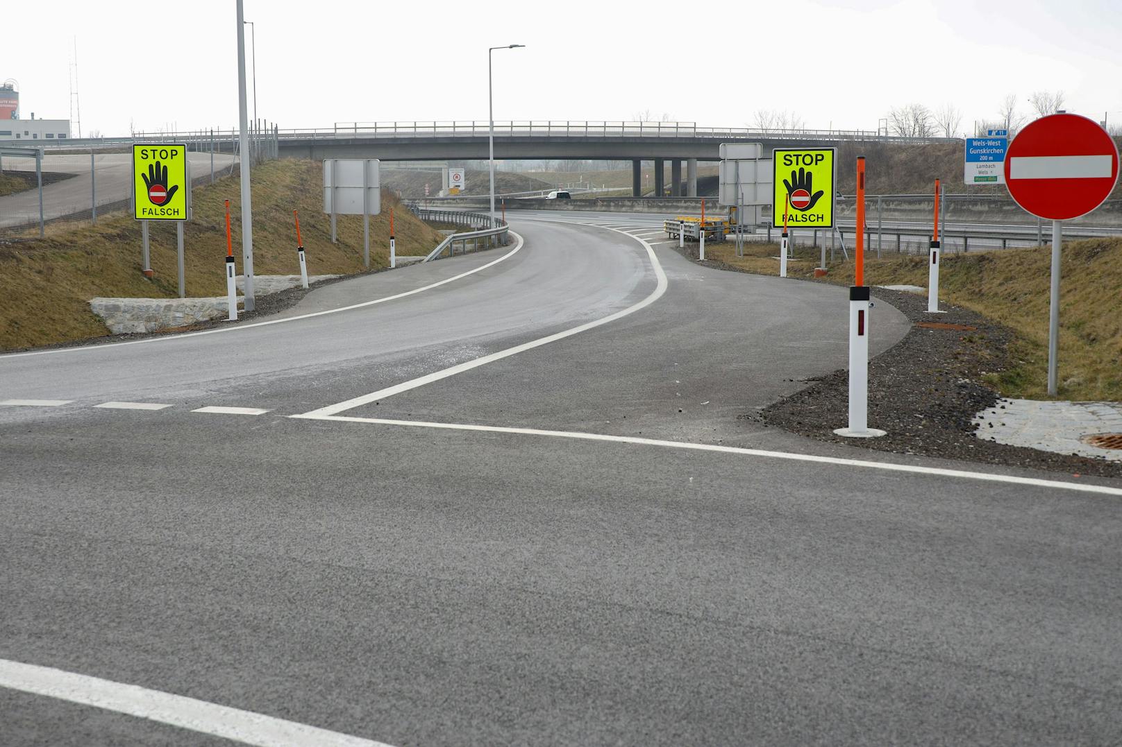 Auf der A8 bei Wels stoppte ein LKW-Fahrer eine Geisterfahrerin.