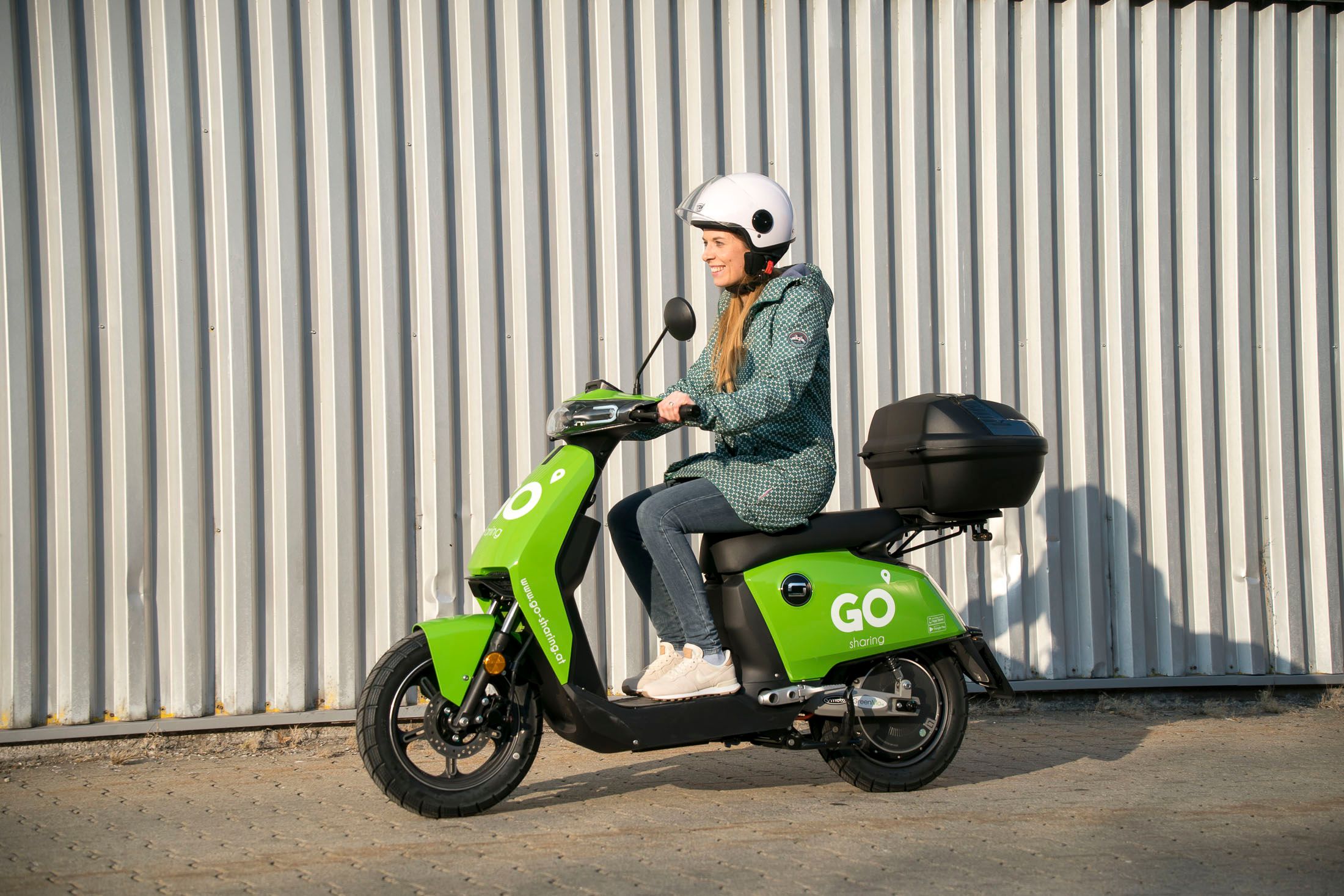 "Heute"-Redakteurin Isabella Kubicek testete das neue E-Moped.