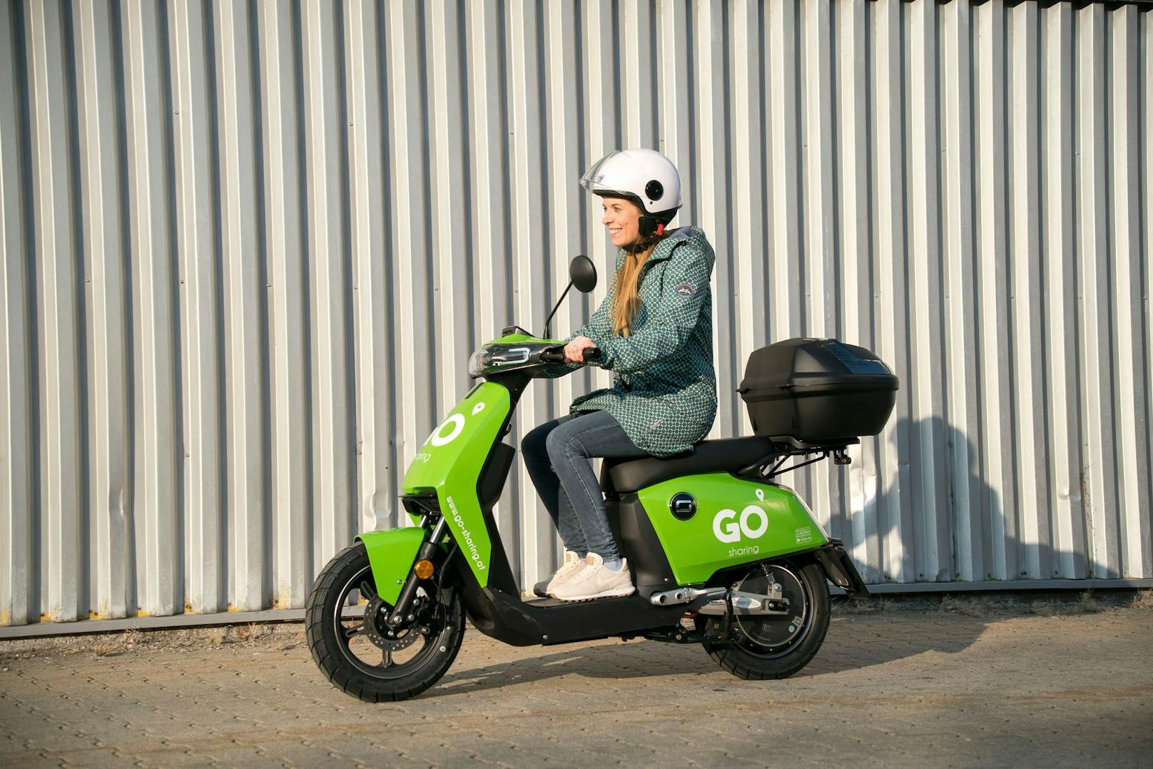 <em>"Heute"</em>-Redakteurin Isabella Kubicek testete das neue E-Moped.