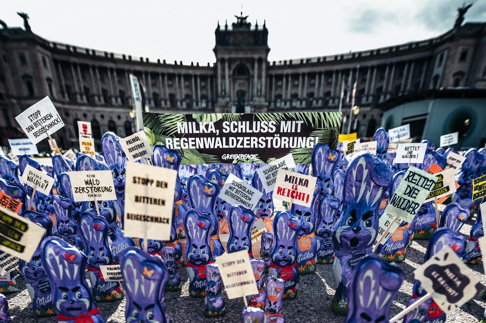 Hunderte Osterhasen "demonstrierten" am Wiener Heldenplatz...&nbsp;