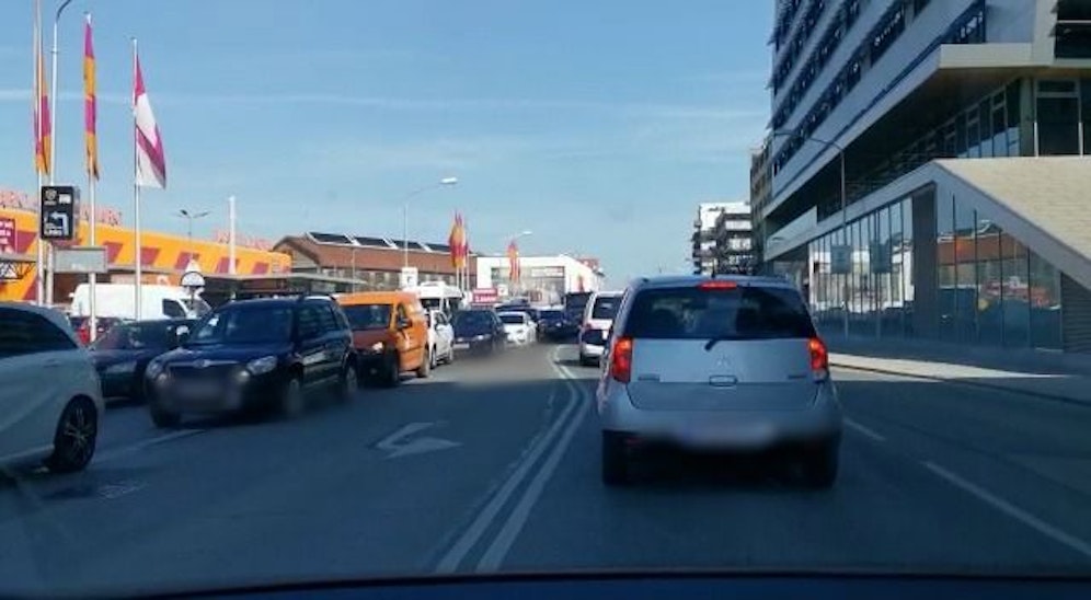 Vor dem Baumarkt stehen die Autos in der Schlange an.