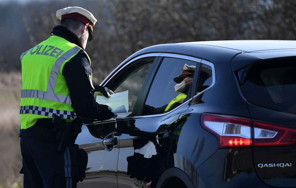 Ausreisekontrollen sind jederzeit zu erwarten.