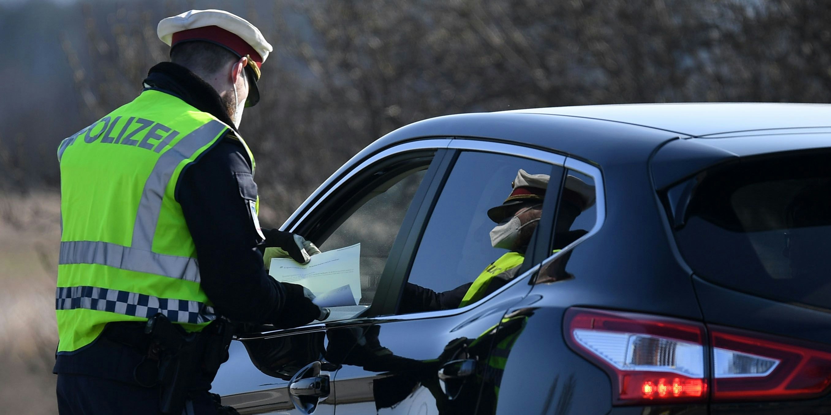 Ausreisekontrollen sind jederzeit zu erwarten.