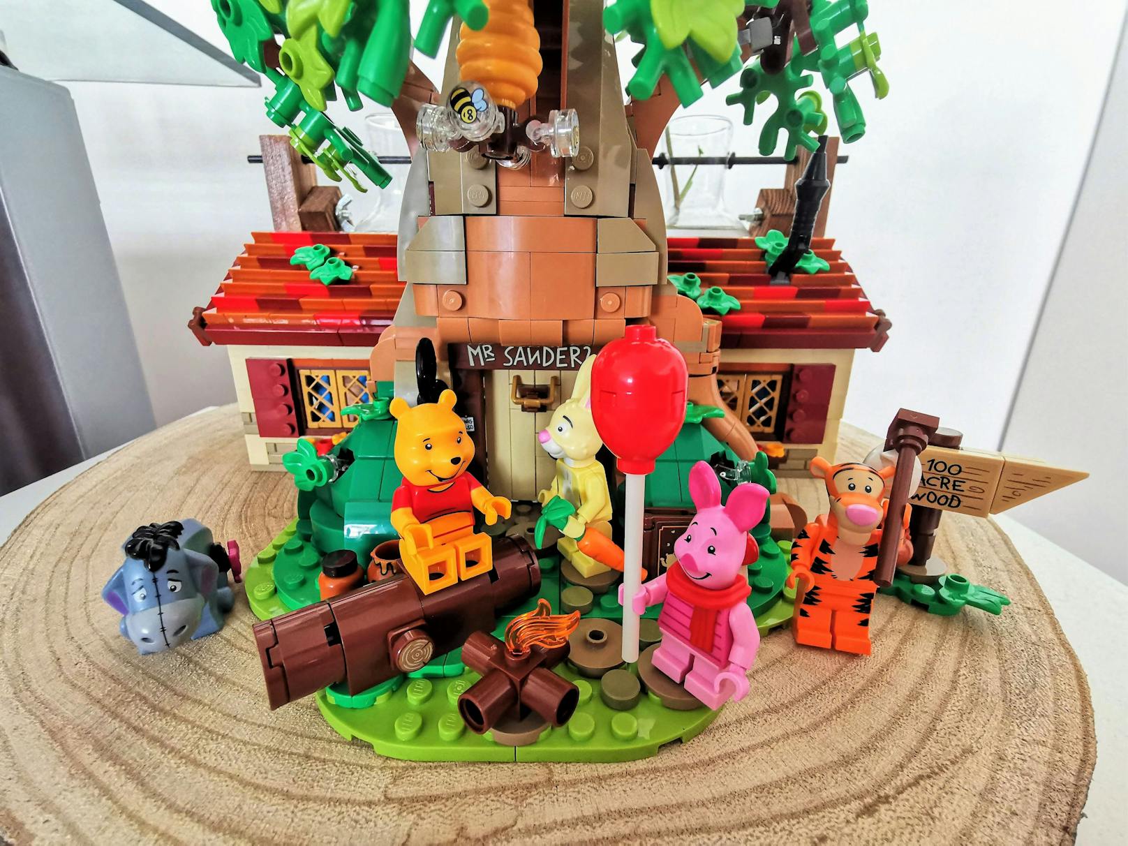 Nicht nur für Fans von Winnie Puuh gilt deshalb: Das neue LEGO-Set ist ein Kindertraum für Erwachsene, der mit seinen vielen Details immer wieder von Neuem begeistert.
