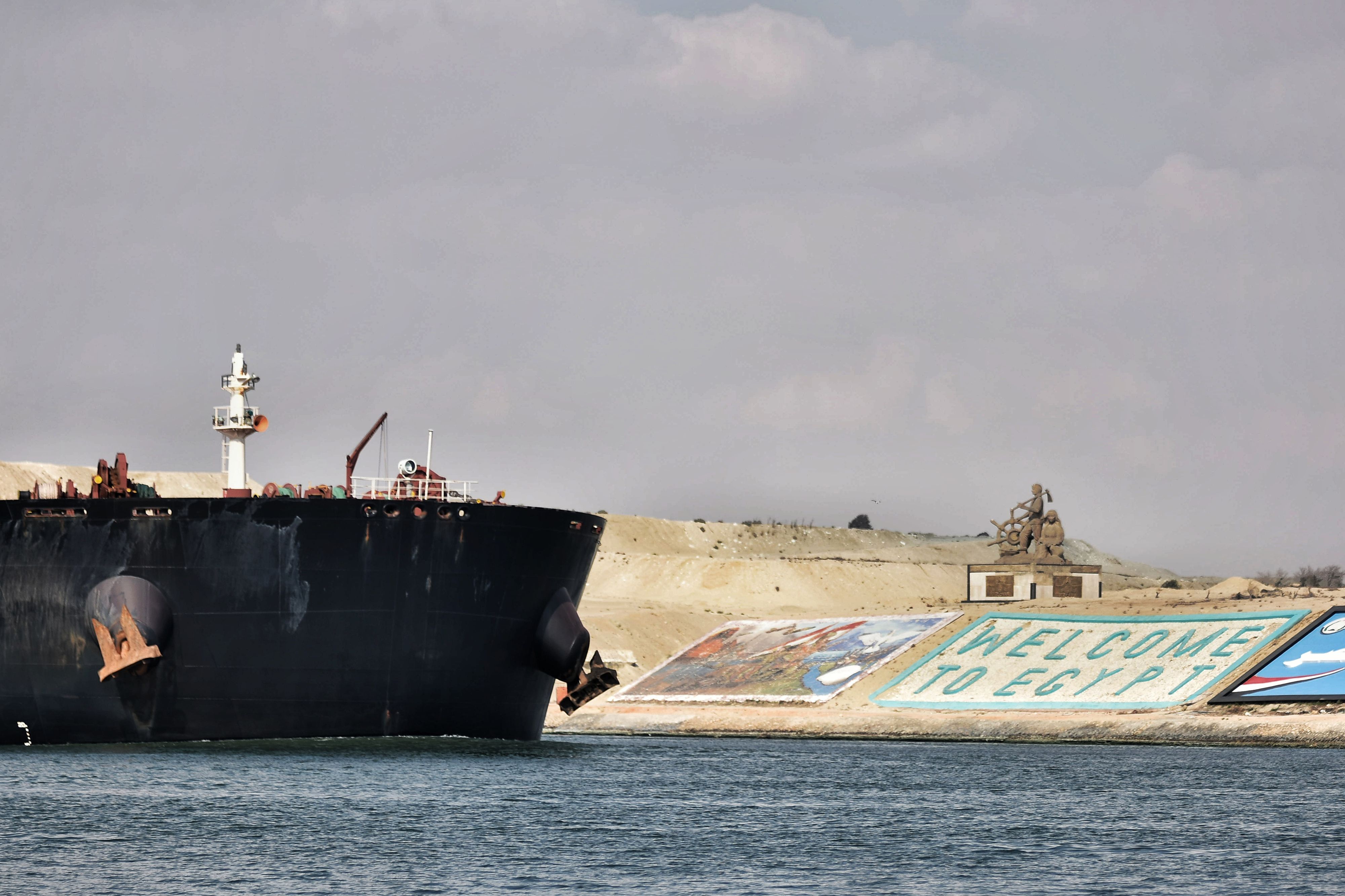 Download von www.picturedesk.com am 30.03.2021 (18:10).  30 March 2021, Egypt, Ismailia: A ship sails through the Suez Canal as traffic resumes after the "Ever Given" container ship operated by the Evergreen Marine Corporation, was freed after blocking the waterway route for almost a week. Photo: Sayed Hassan/dpa - 20210330_PD4645 - Rechteinfo: Rights Managed (RM)