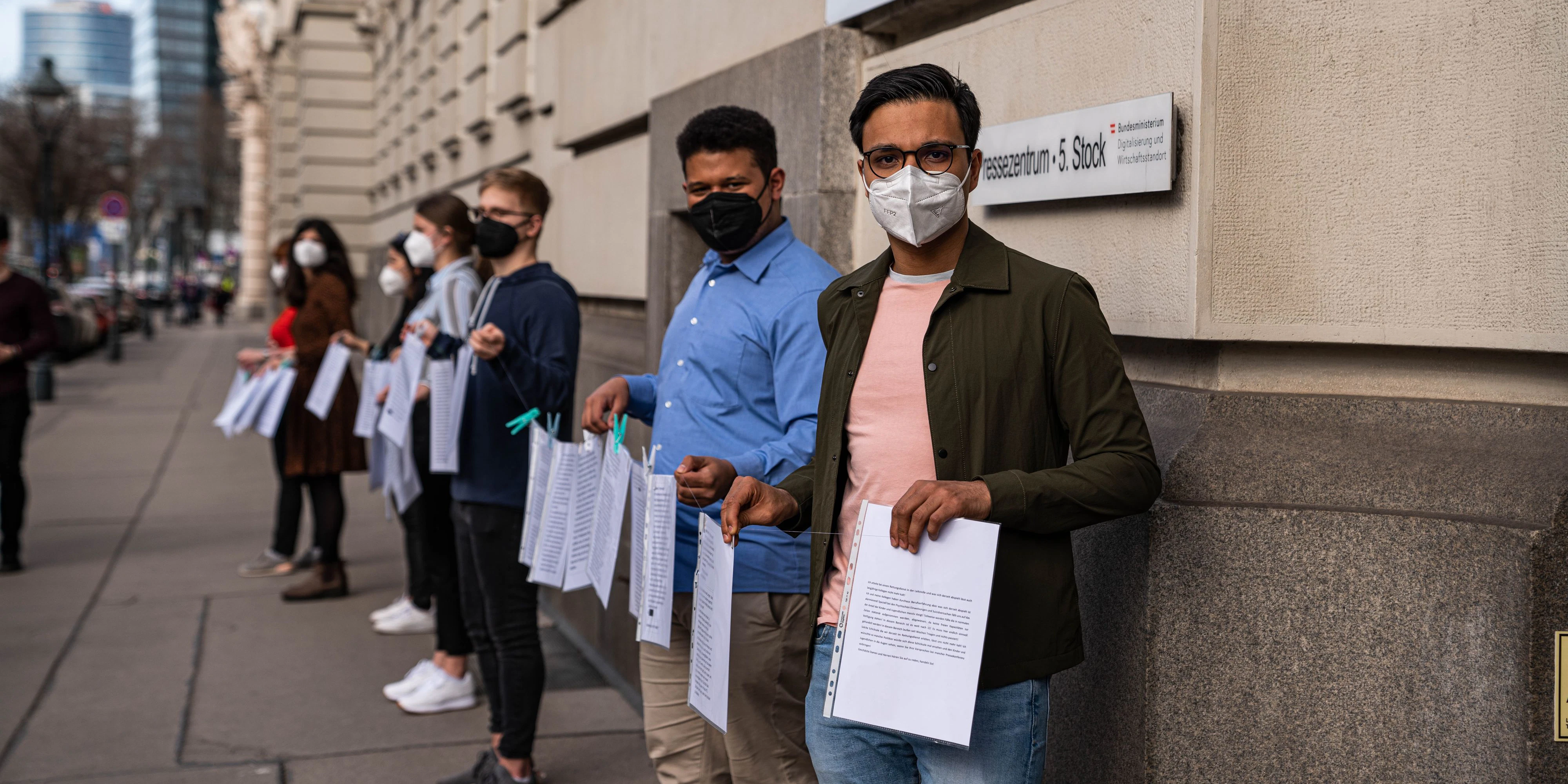 NEOS-Jugendsprecher Yannick Shetty protestierte mit JUNOS-Mitgliedern vor dem Sozialministerium