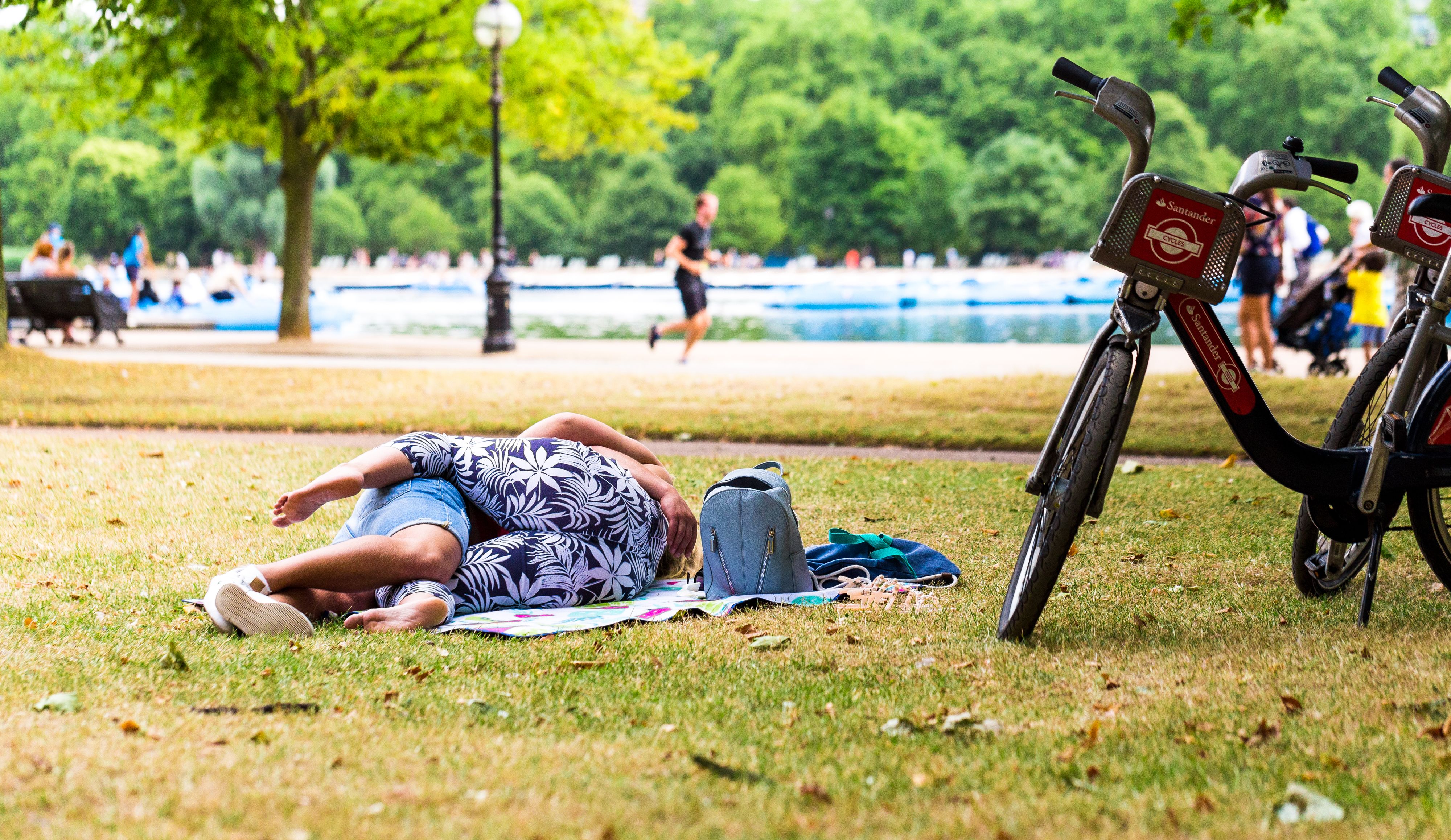Frühlingsgefühle im Park. Symbolbild