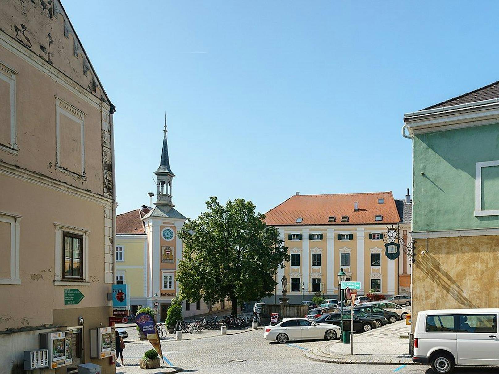 Rathaus und Hauptplatz in Ybbs an der Donau.