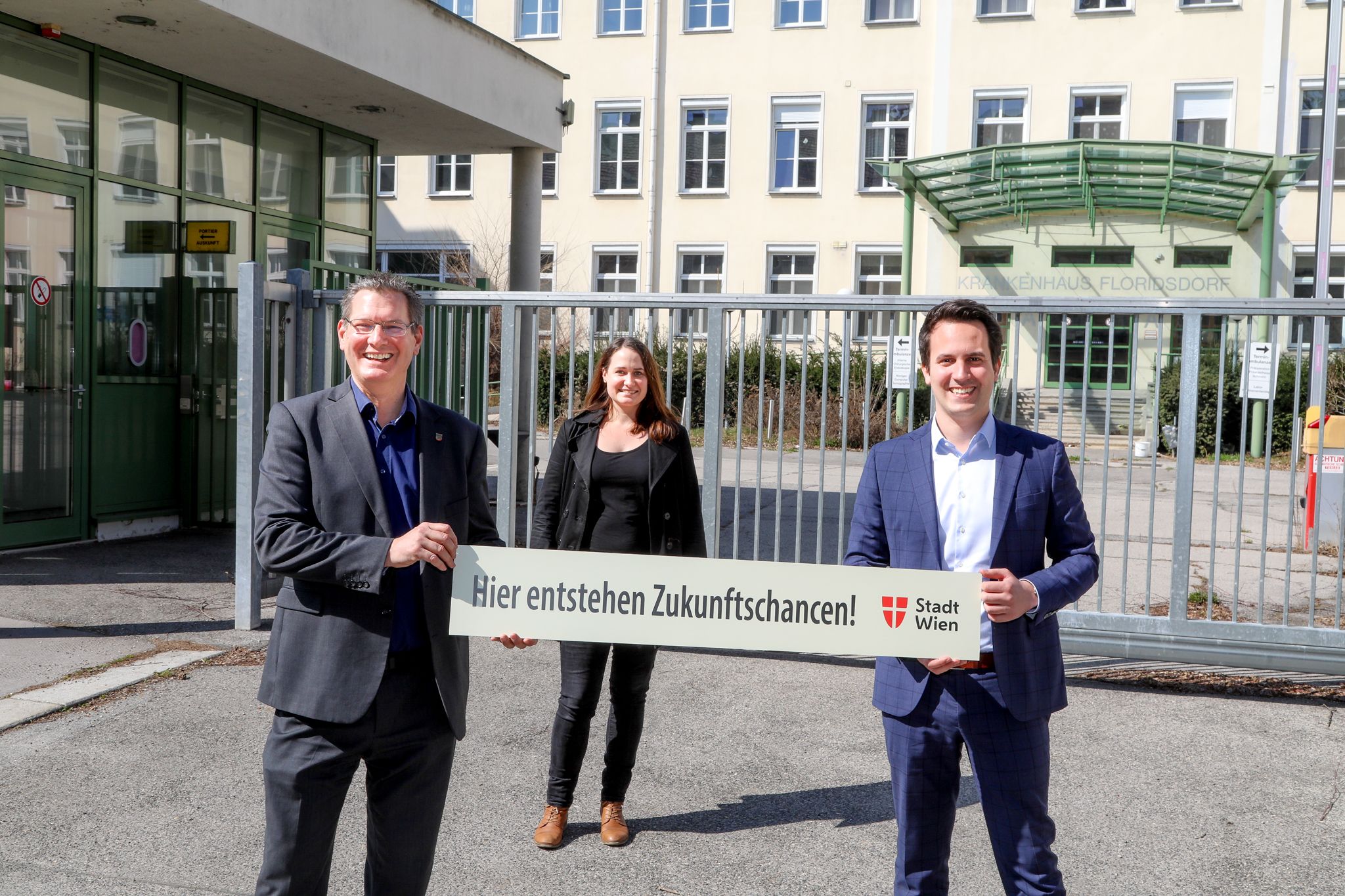 Das leerstehende, ehemalige Krankenhaus Floridsdorf wird bis zum Schuljahr 2024/2025 zu einem neuen Bildungsstandort für 800 Schüler. Flordsdorfs Bezirkschef Georg Papai, Gemeinderätin Marina Hanke