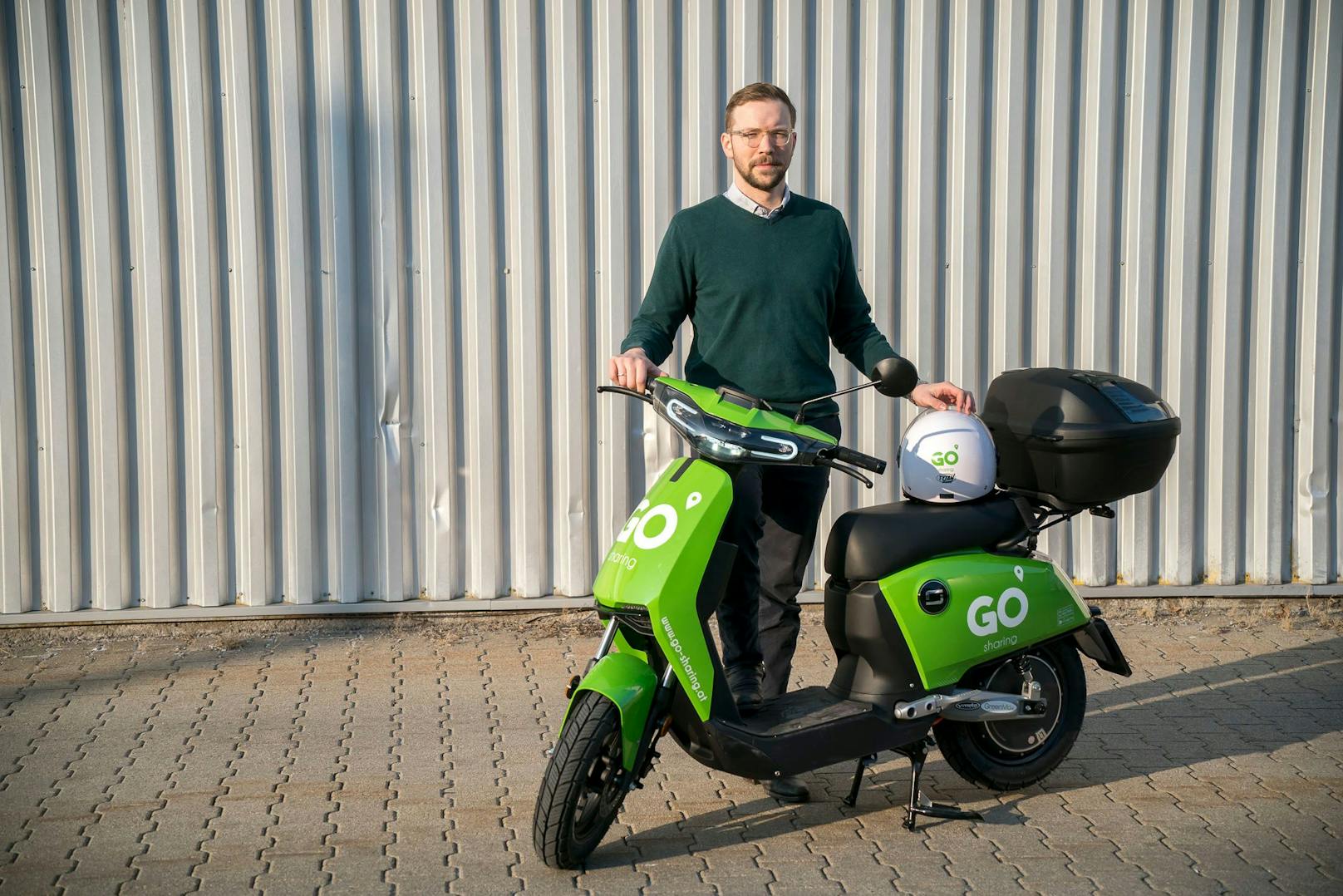 David Jauernik, Austria Manager von GO Sharing, bringt die grünen E-Mopeds nach Wien.