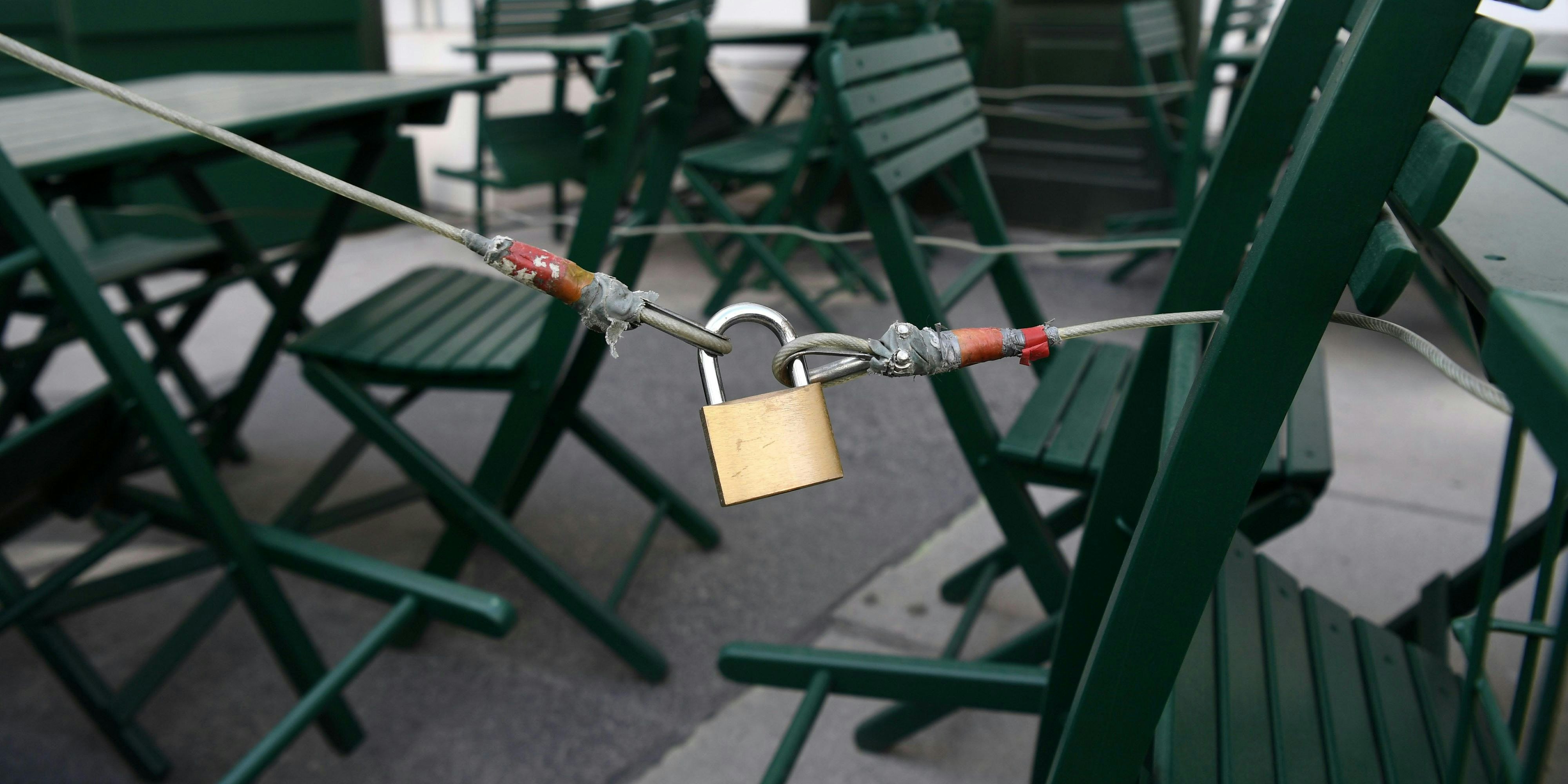 Download von www.picturedesk.com am 30.03.2021 (15:23).  ABD0050_20210329 - WIEN - ÖSTERREICH: ++ THEMENBILD ++ Illustration zu den Themen Gastronomie / Gastro / Restaurant / Cafe / Lockdown. Im Bild: Abgesperrte Sitzmöglichkeiten vor einem Lokal in der Wiener Innenstadt aufgenommen am Montag, 29. März 2021. - FOTO: APA/HELMUT FOHRINGER - 20210329_PD2326 - Rechteinfo: Rights Managed (RM)