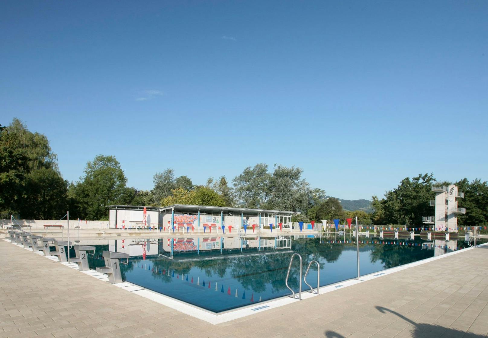 Das Sportbecken im Linzer Parkbad soll, wenn es nach den Plänen der ÖVP geht, im Winter überdacht werden.