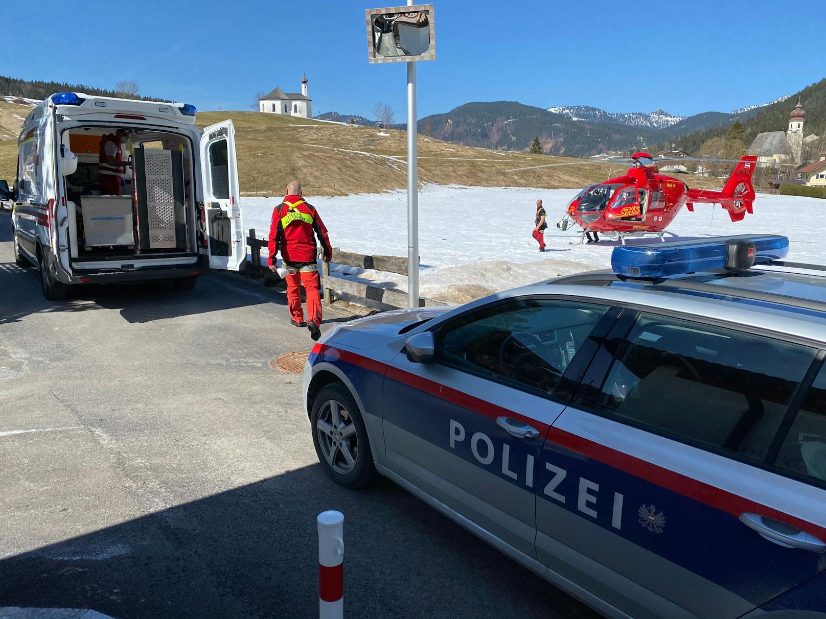 In Achenkirch kam es zu einem tödlichen Arbeitsunfall. Ein 64-Jähriger wurde von einem Traktor überrollt.