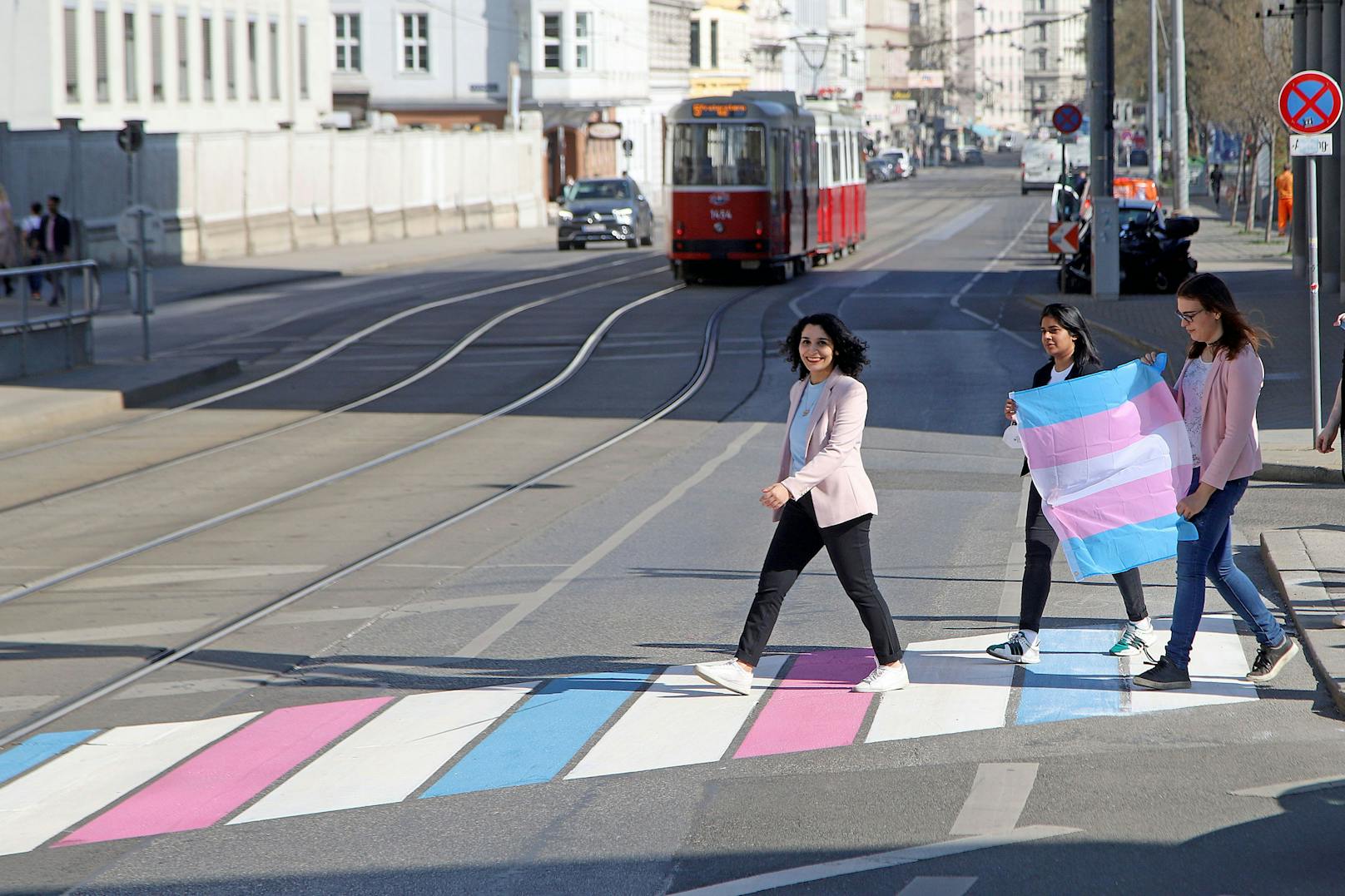 Der bunte Fußgängerübergang soll ein deutlich sichtbares Zeichen für Toleranz und Gleichberechtigung setzen.
