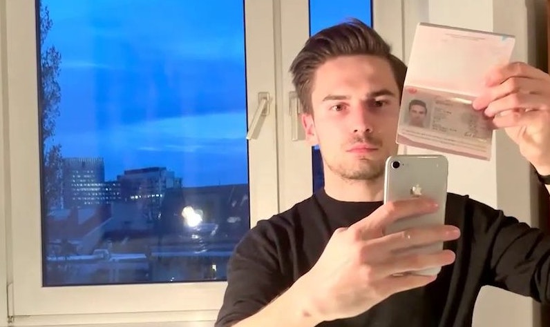 Paul Resetarits zeigt, wie der Gurgeltest funktioniert.