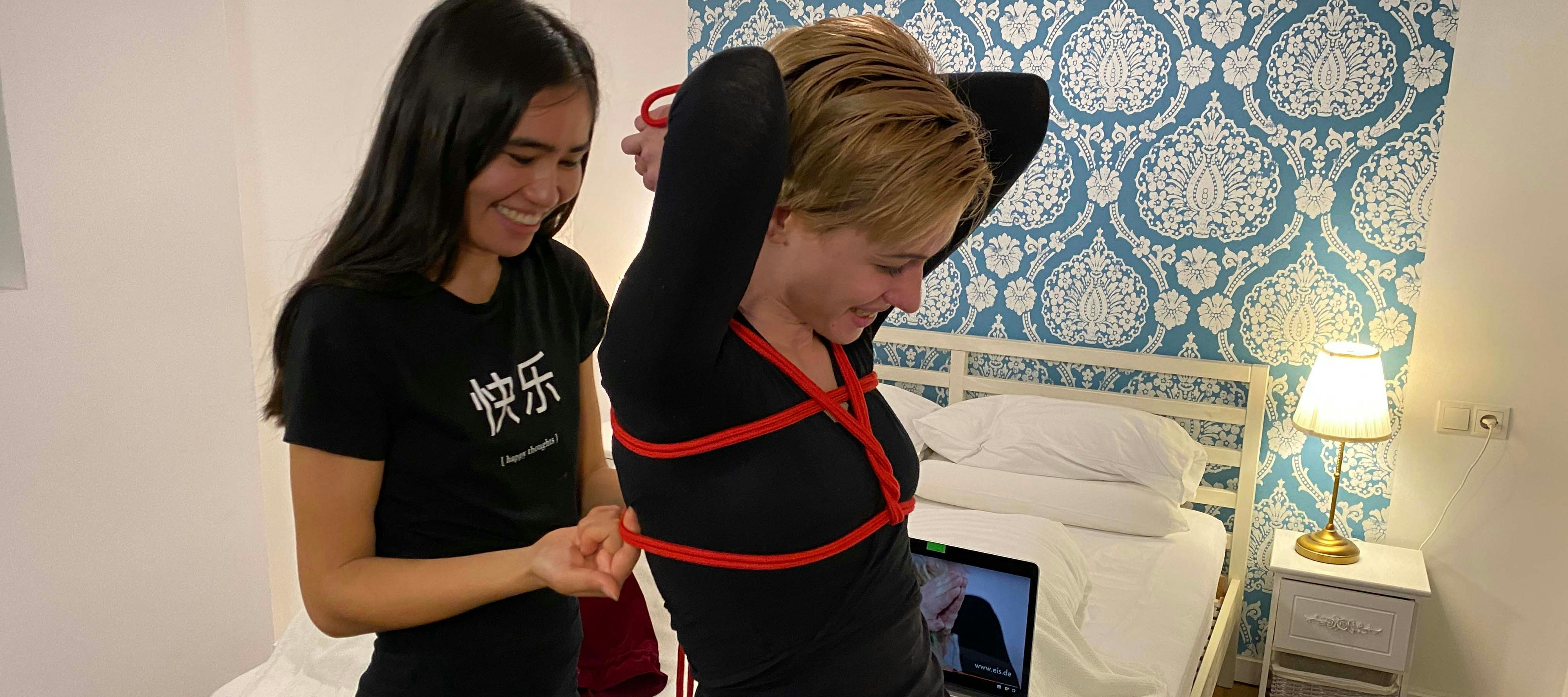  Jenny und Madina probieren Bondage aus.