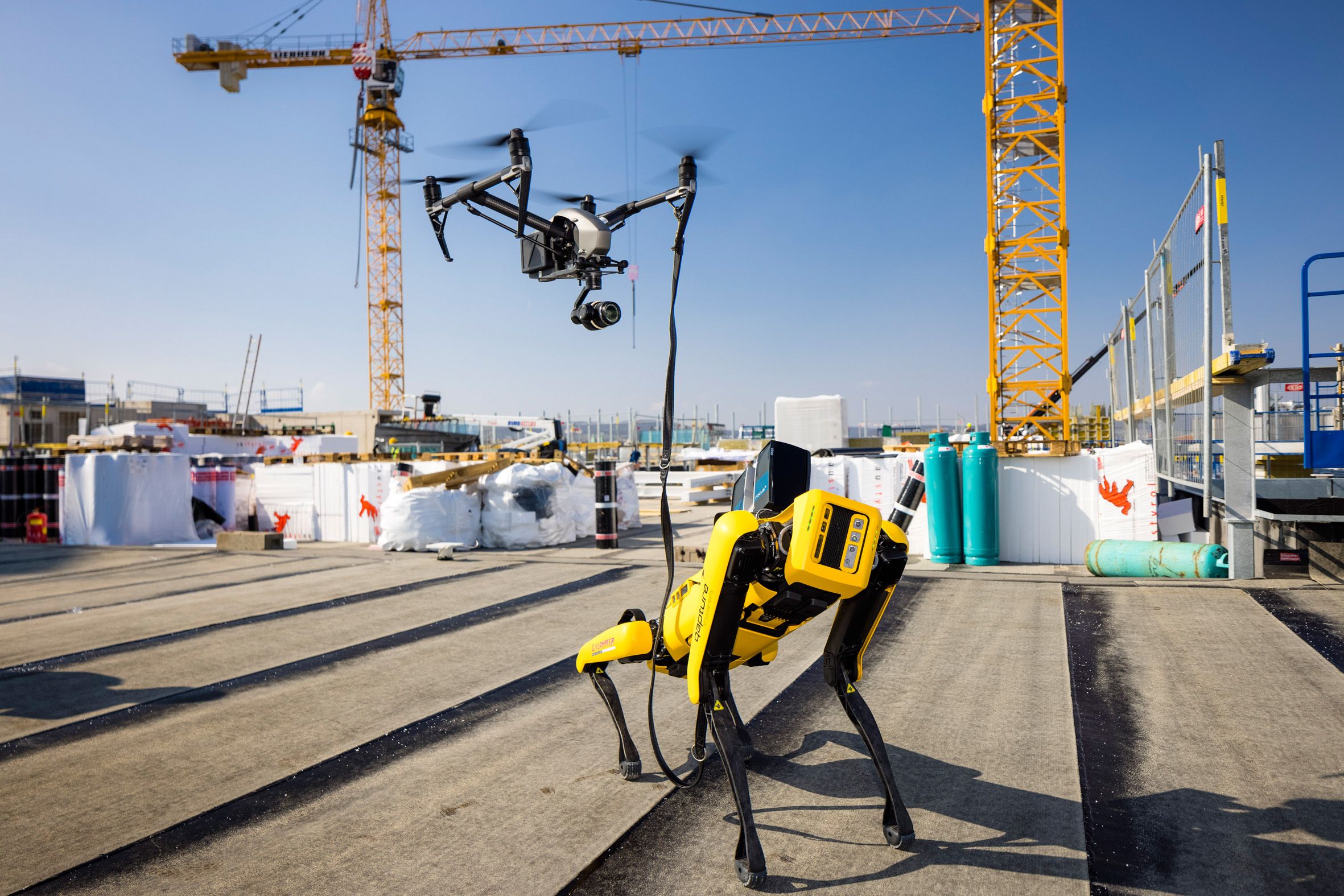 Roboterhund "Spot" zieht seine Runden durch die Baustelle des Ikea Wien Westbahnhof.
