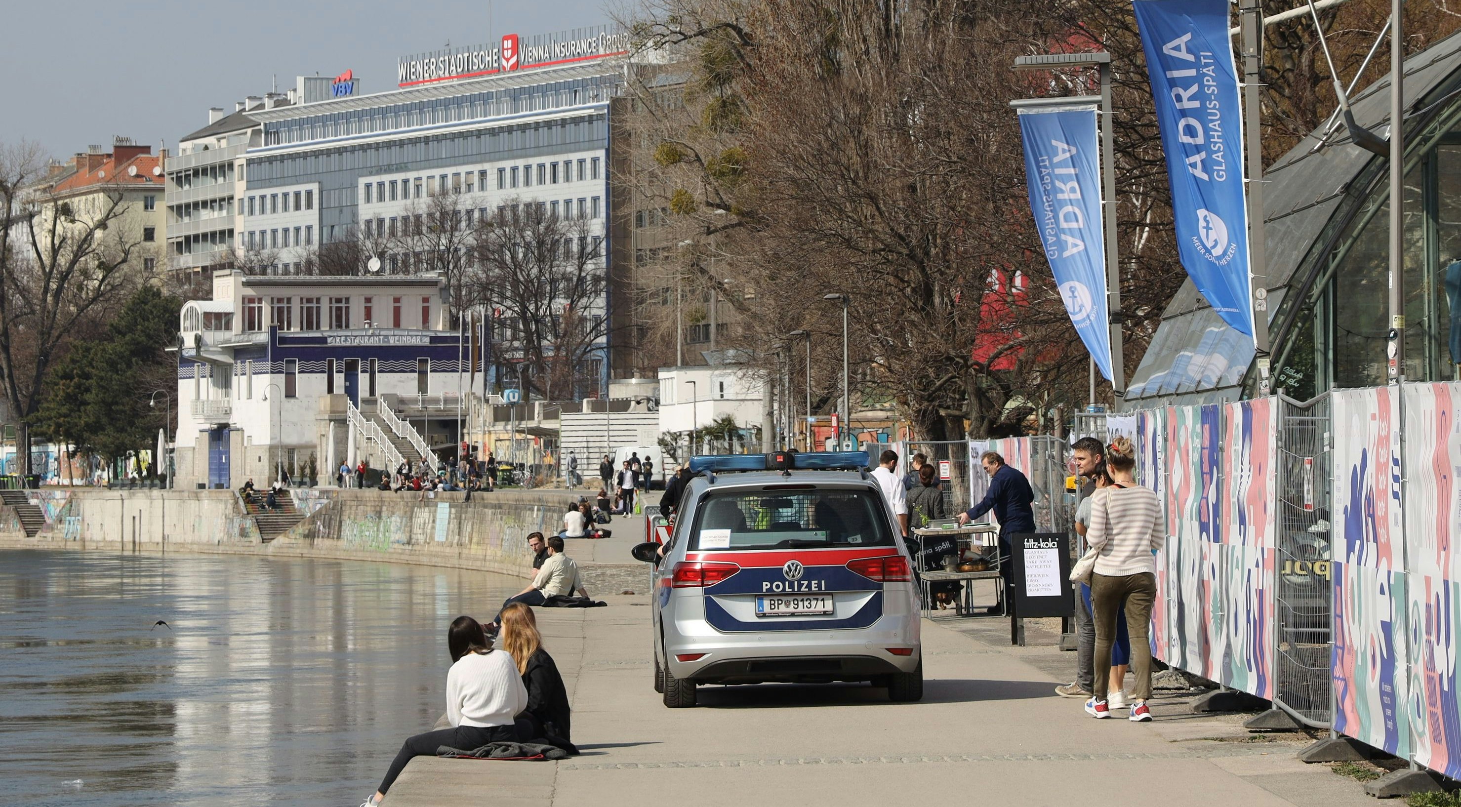 Wiener genießen die Sonne am Donaukanal – im Oster-Lockdown nur noch mit Maske.