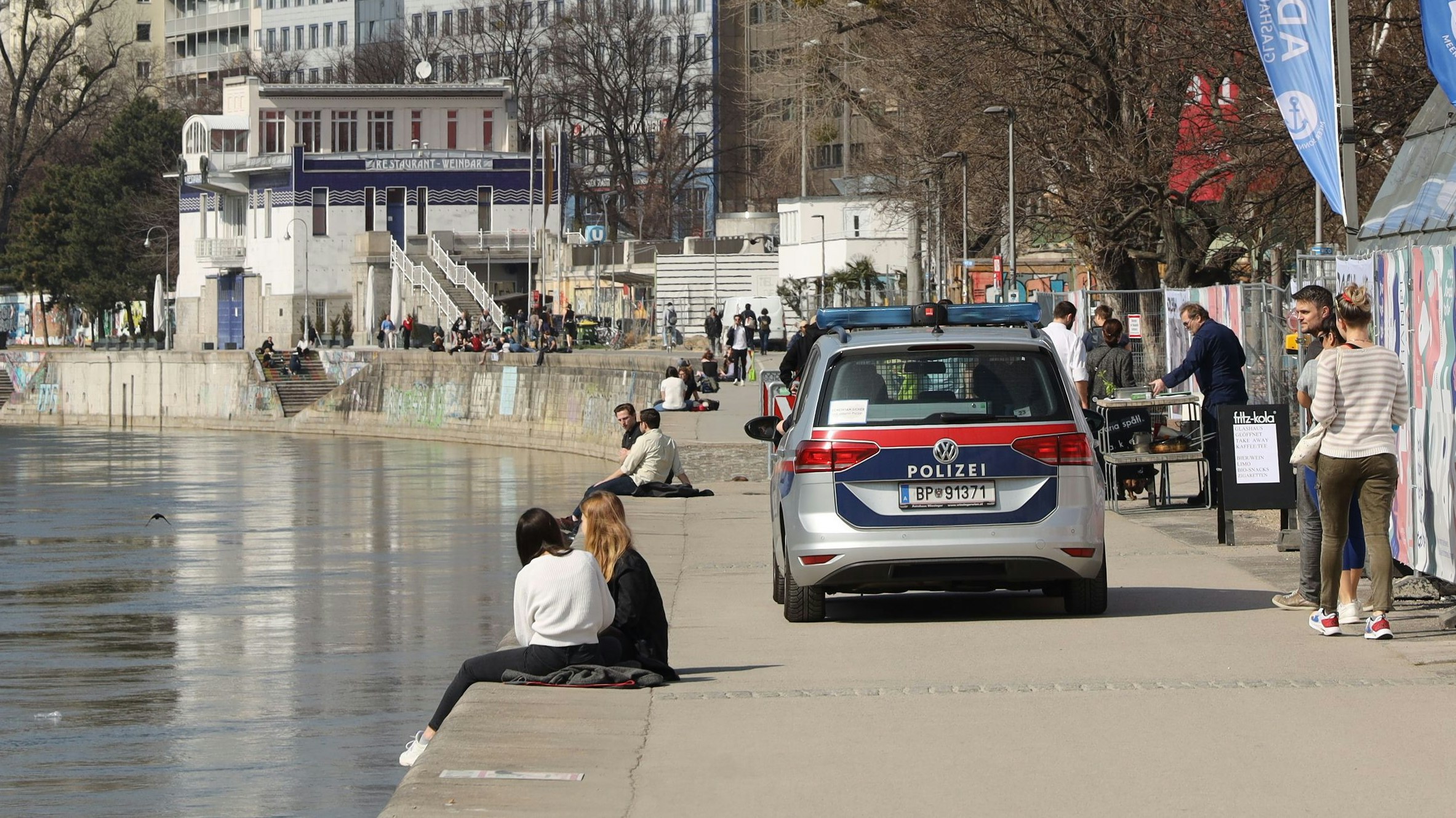 Wiener genießen die Sonne am Donaukanal – im Oster-Lockdown nur noch mit Maske.