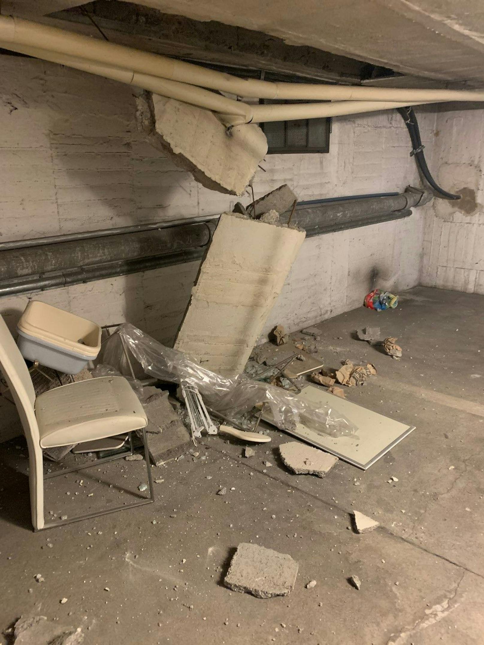 In einer Wohnhausanlage in Wiener Neustadt stürzte die Decke in der Tiefgarage beim Erdbeben ein.