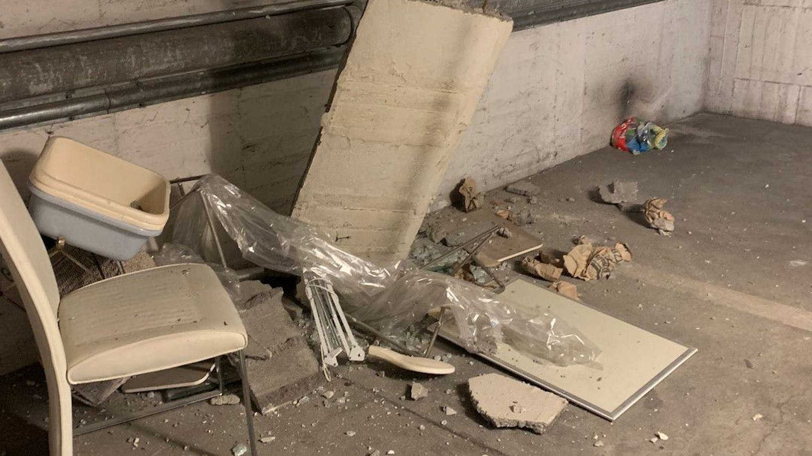 In einer Wohnhausanlage in Wiener Neustadt stürzte die Decke in der Tiefgarage beim Erdbeben ein.