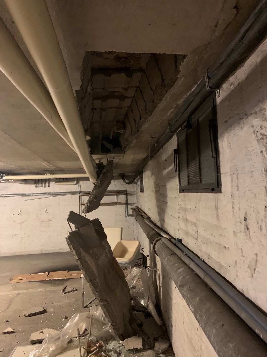 In einer Wohnhausanlage in Wiener Neustadt stürzte die Decke in der Tiefgarage beim Erdbeben ein.