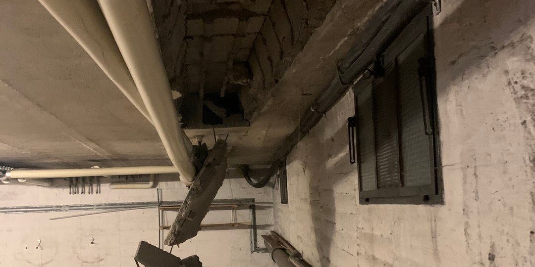 In einer Wohnhausanlage in Wiener Neustadt stürzte die Decke in der Tiefgarage beim Erdbeben ein.