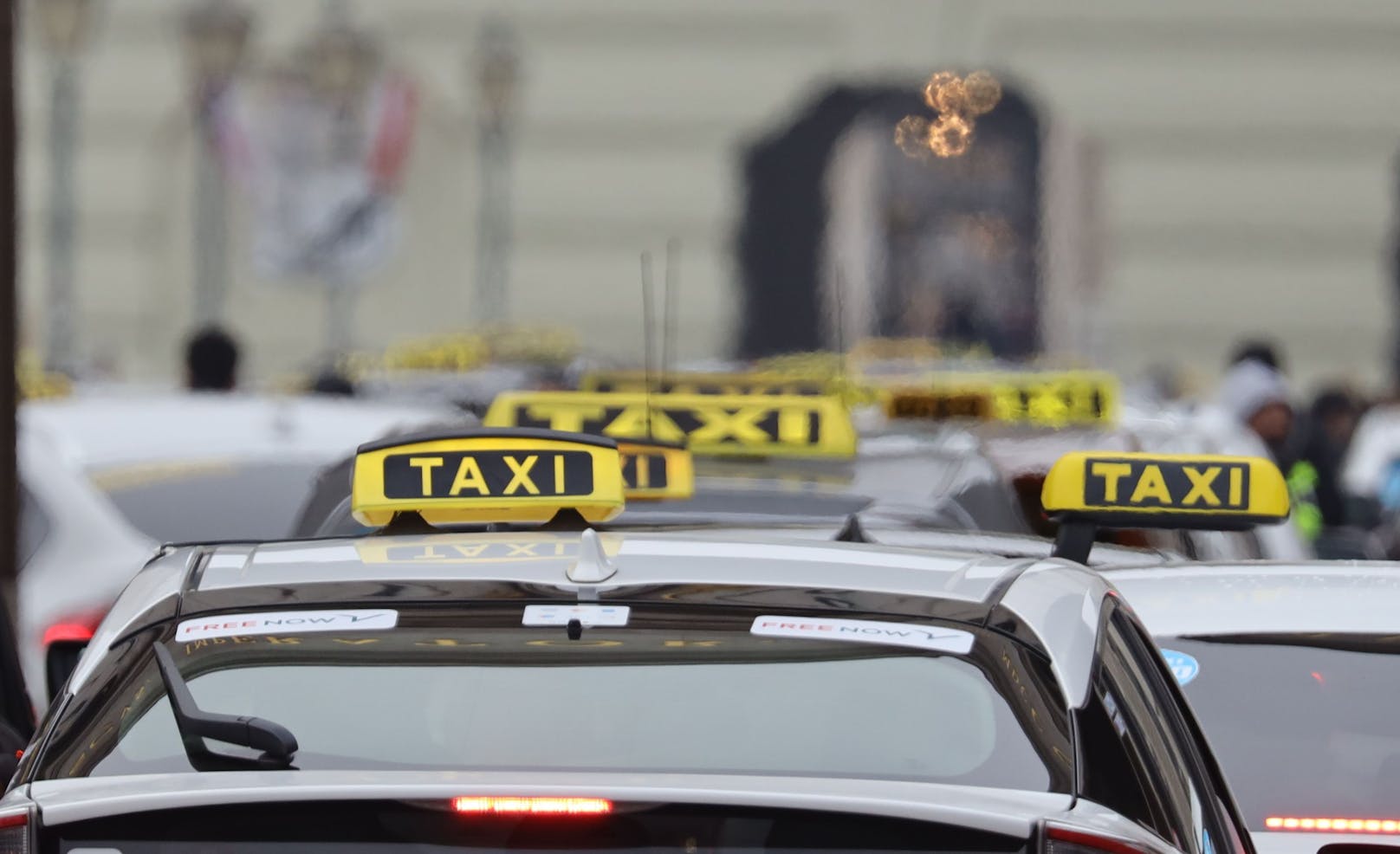 Eine Taxifahrer endete mit einer Schlägerei vor einer Polizeiinspektion. (Symbolbild)
