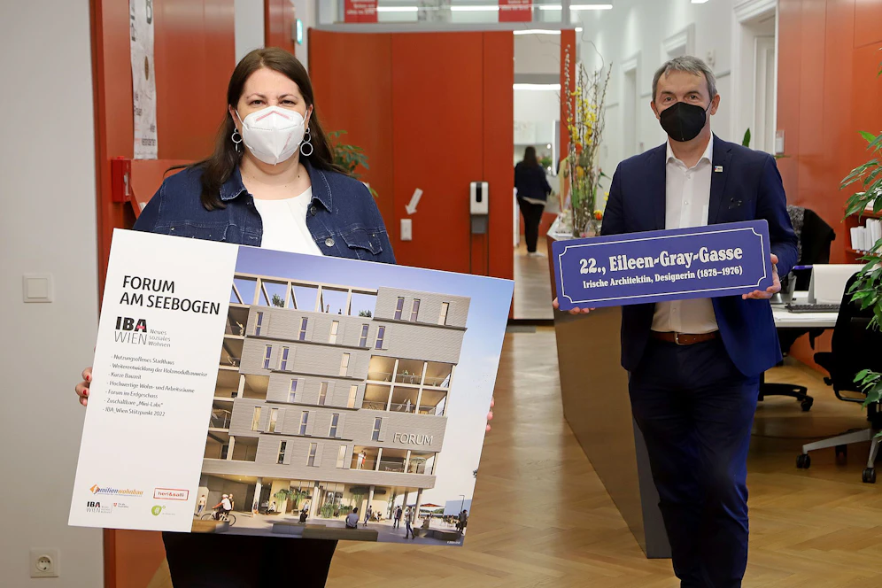 Im Rahmen der IBA_Wien, die 2022 für fünf Monate in der Seestadt Aspern zu sehen ist, werden Wies innovativste Wohnprojekte gezeigt, freuen sich Vizebürgermeisterin und Wohnbaustadträtin Kathrin Gaal (SPÖ) und der Koordinator der IBA_Wien Kurt Hofstetter.