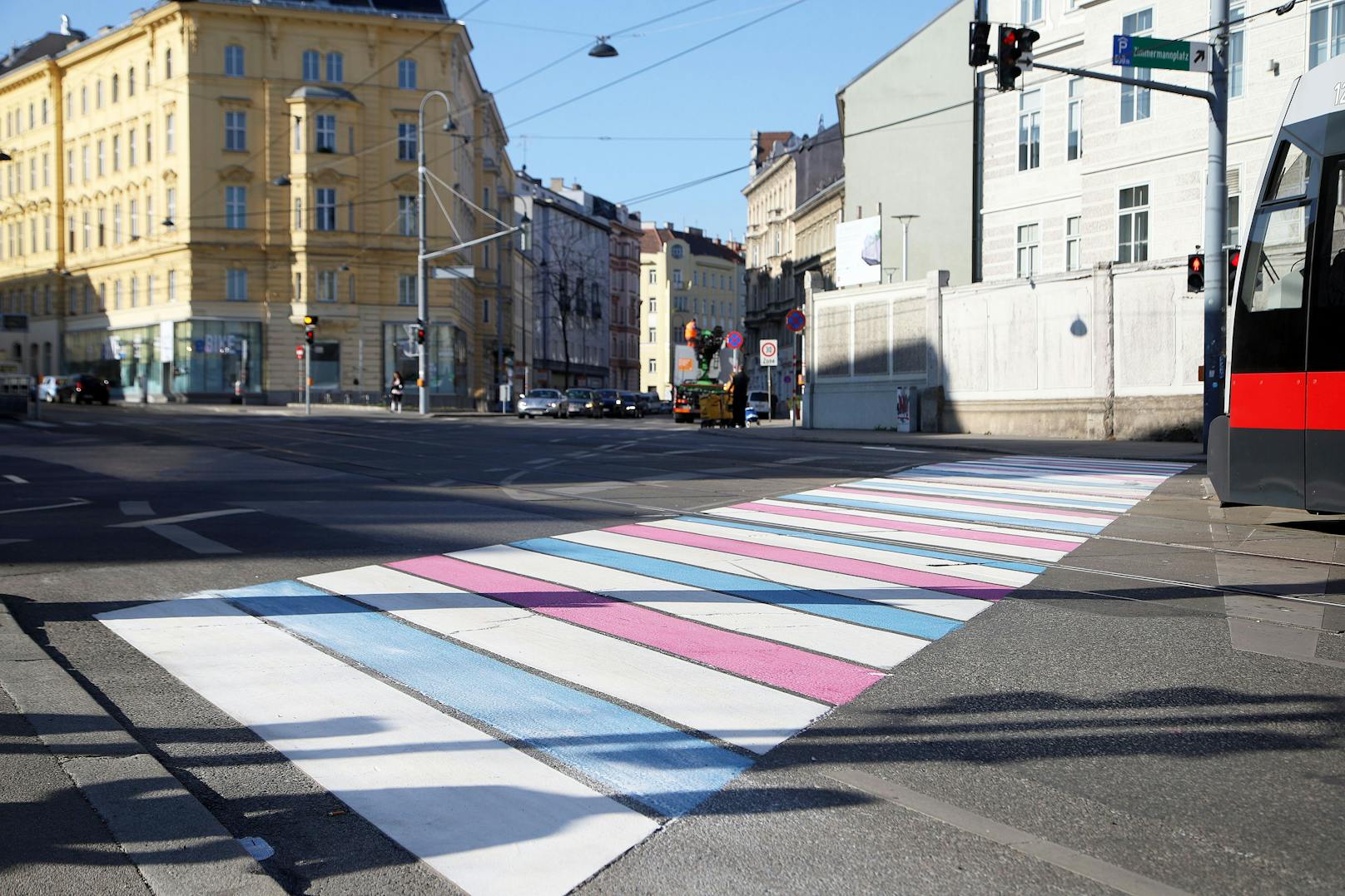 Pünktlich zum heutigen "Internationalen Transgender Day of Visibilty" wurde am Eck Spitalgasse, Lazarettgasse Wiens erster Trans-Pride-Zebrastreifen eröffnet. 