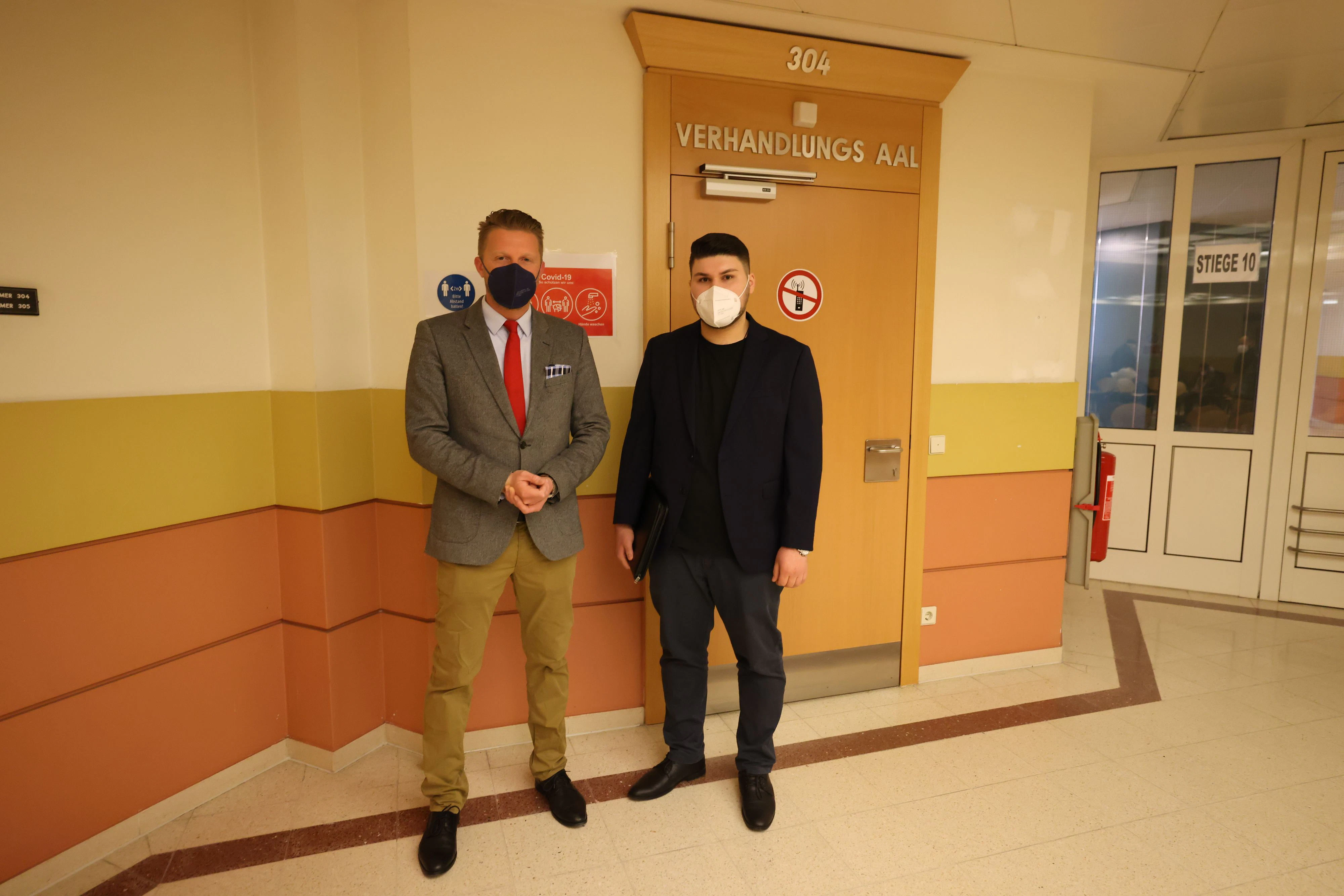 Top-Anwalt Roman Tenschert mit seinem Mandanten (r.)