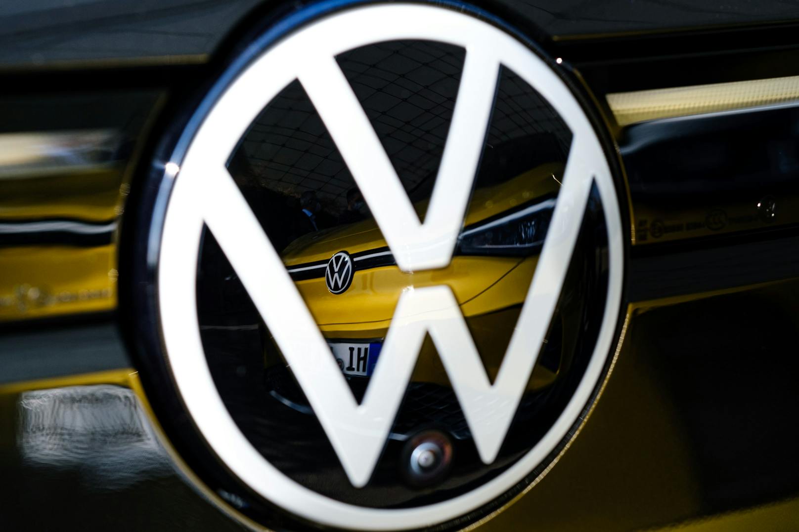 Volkswagen kündigte an, sich in "Voltswagen" umzubenennen. Es handelte sich um einen verfrühten Aprilscherz.&nbsp;