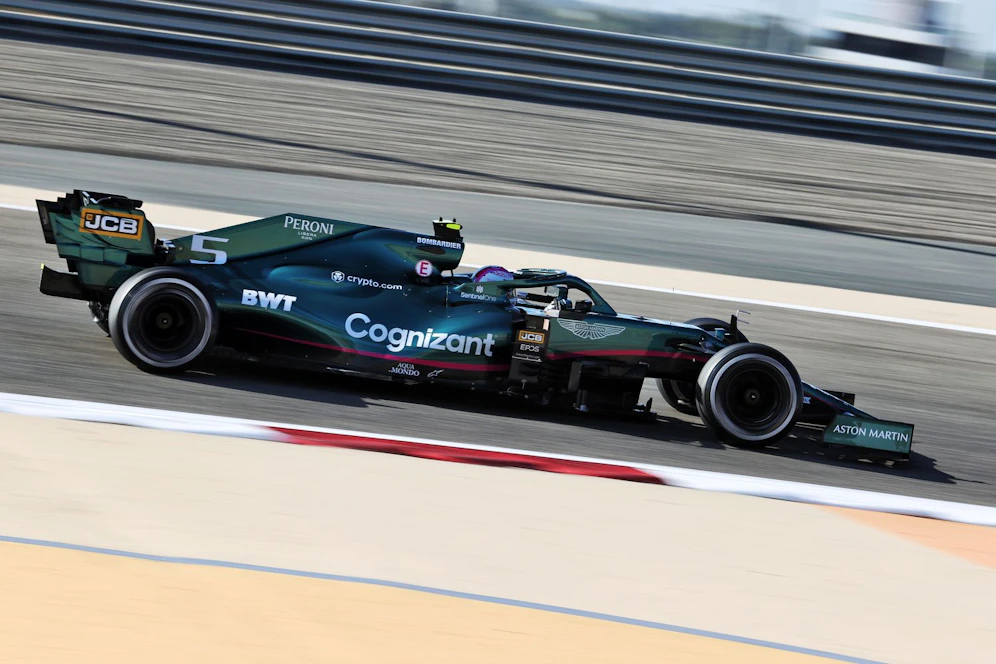 Sebastian Vettel in seinem neuen Aston Martin.