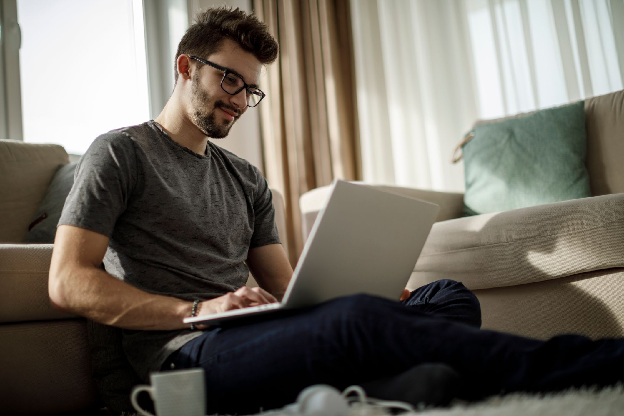 Symbolfoto eines Mannes mit Laptop.