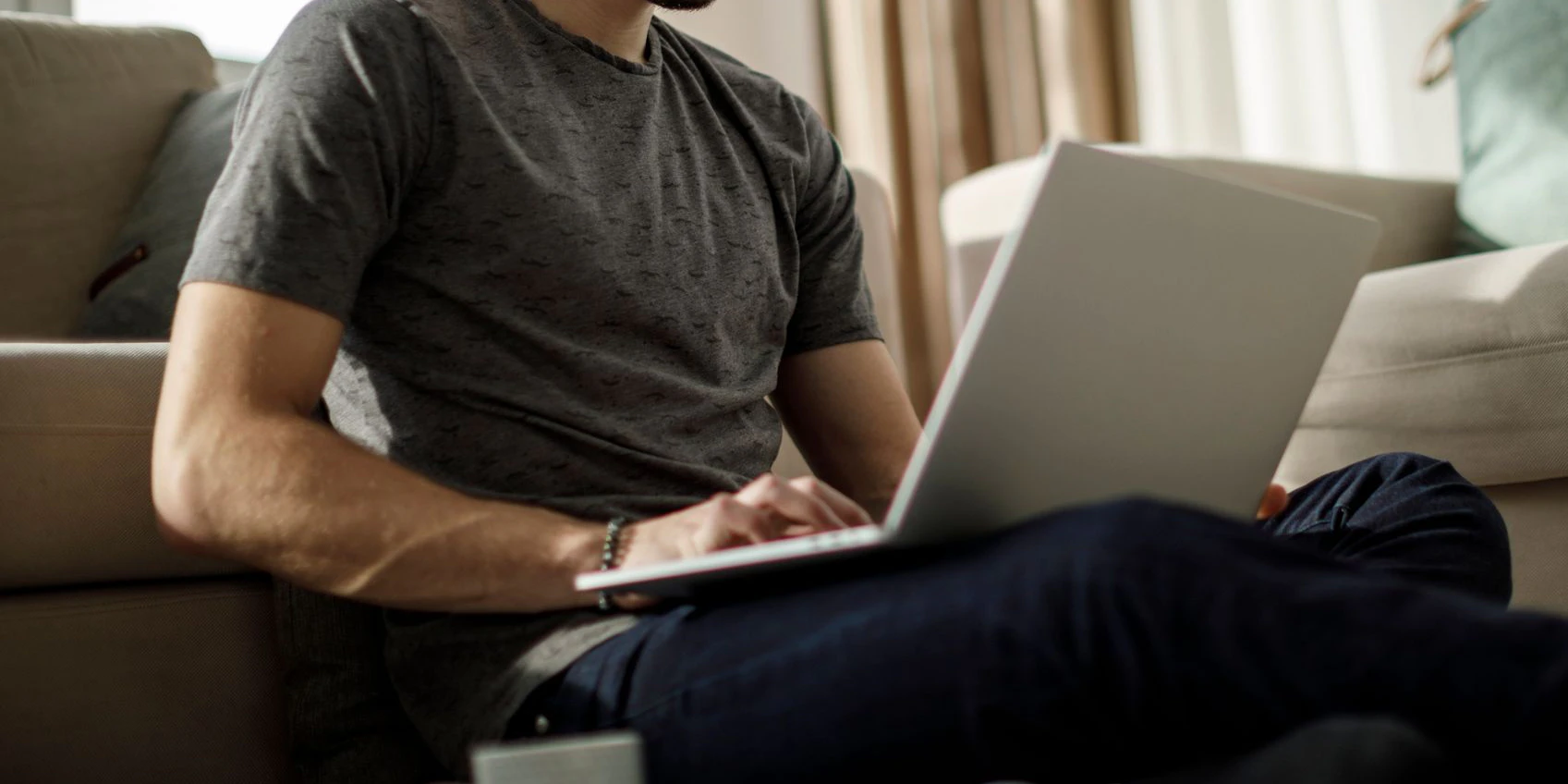 Symbolfoto eines Mannes mit Laptop.