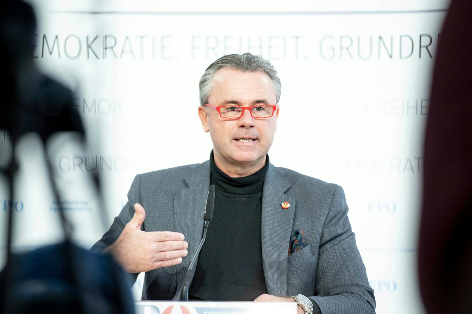 FPÖ-Chef Norbert Hofer spricht sich dafür aus, pensionierte Ärzte und Pfleger zu aktivieren.
