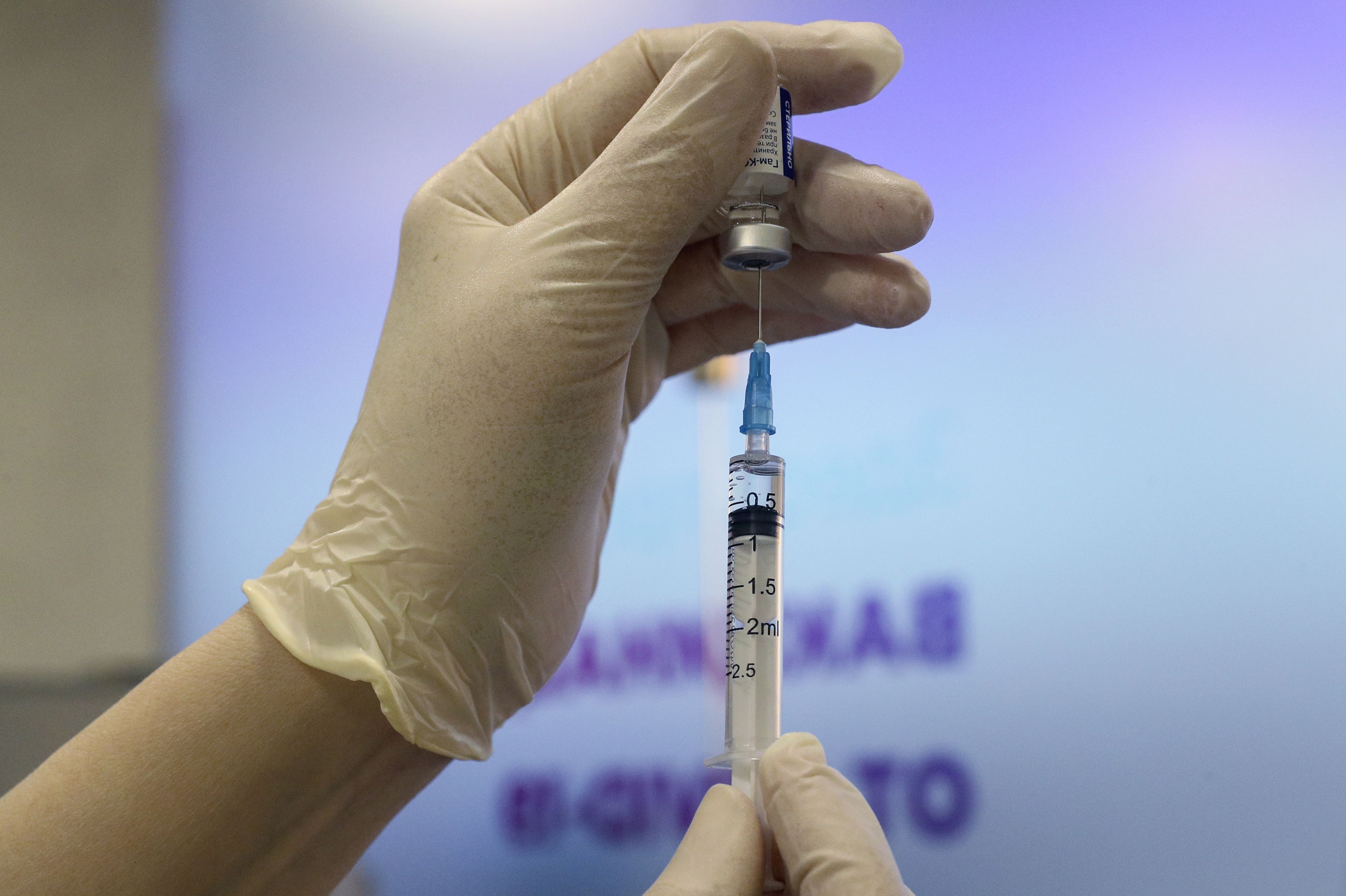 Download von www.picturedesk.com am 04.03.2021 (10:25).  MOSCOW, RUSSIA - MARCH 3, 2021: A medical worker fills a syringe with the Gam-COVID-Vac (Sputnik V) COVID-19 vaccine at a mobile vaccination site at the Rio shopping center. The walk-in vaccination site offers free COVID-19 vaccines. Alexander Shcherbak/TASS - 20210303_PD2962 - Rechteinfo: Rights Managed (RM)