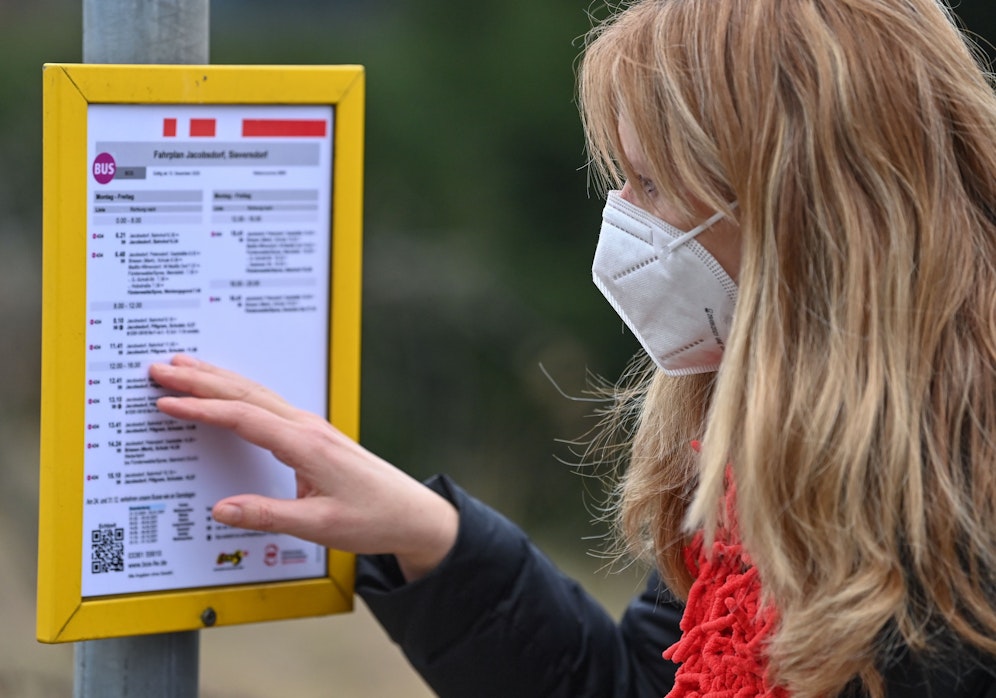 Eine Schülerin wurde aus dem Bus geworfen und im Nirgendwo stehen gelassen. Schuld war die 