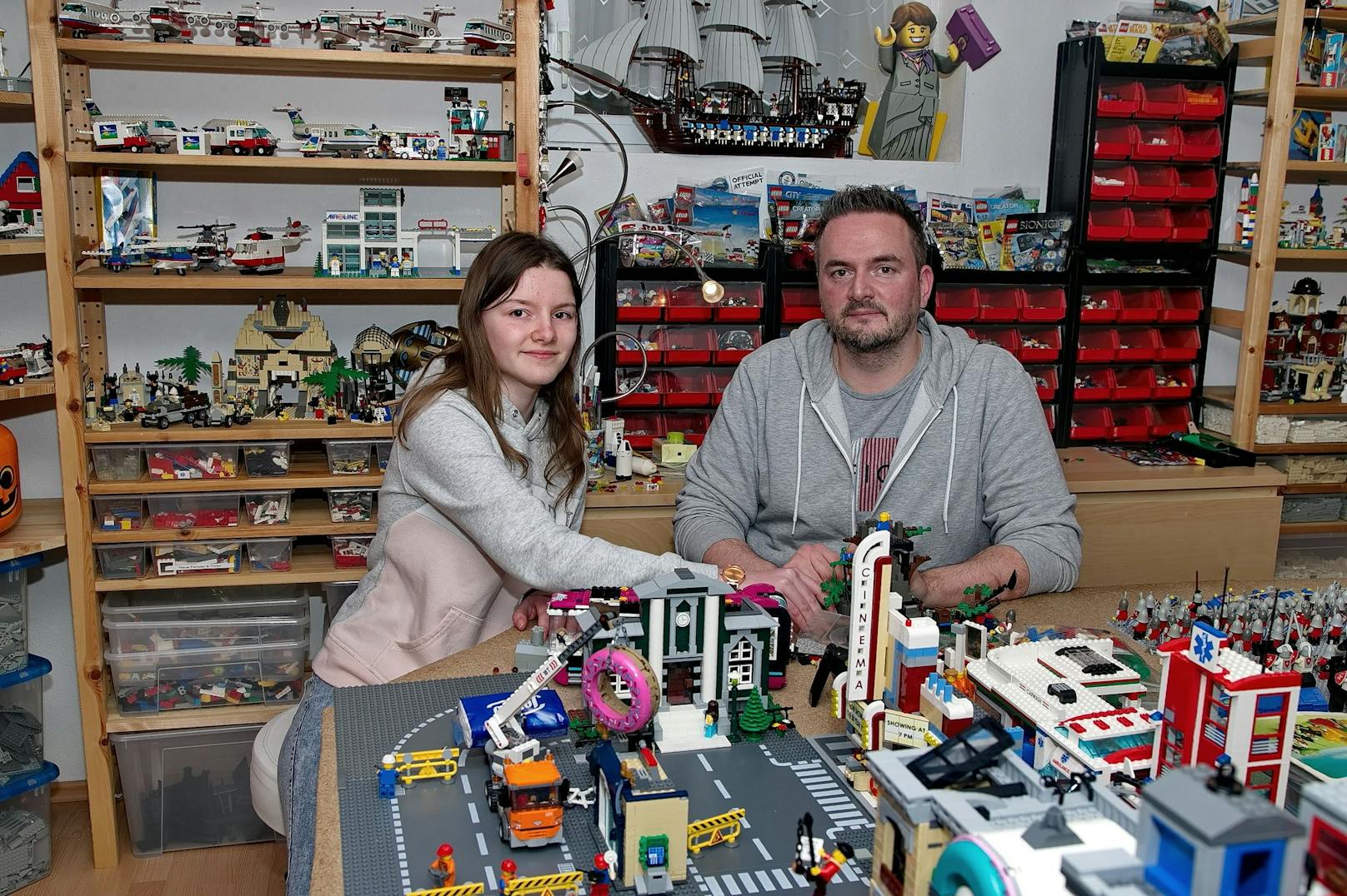 Auch Tochter Julia (12) hilft dem Papa oft beim Lego bauen.