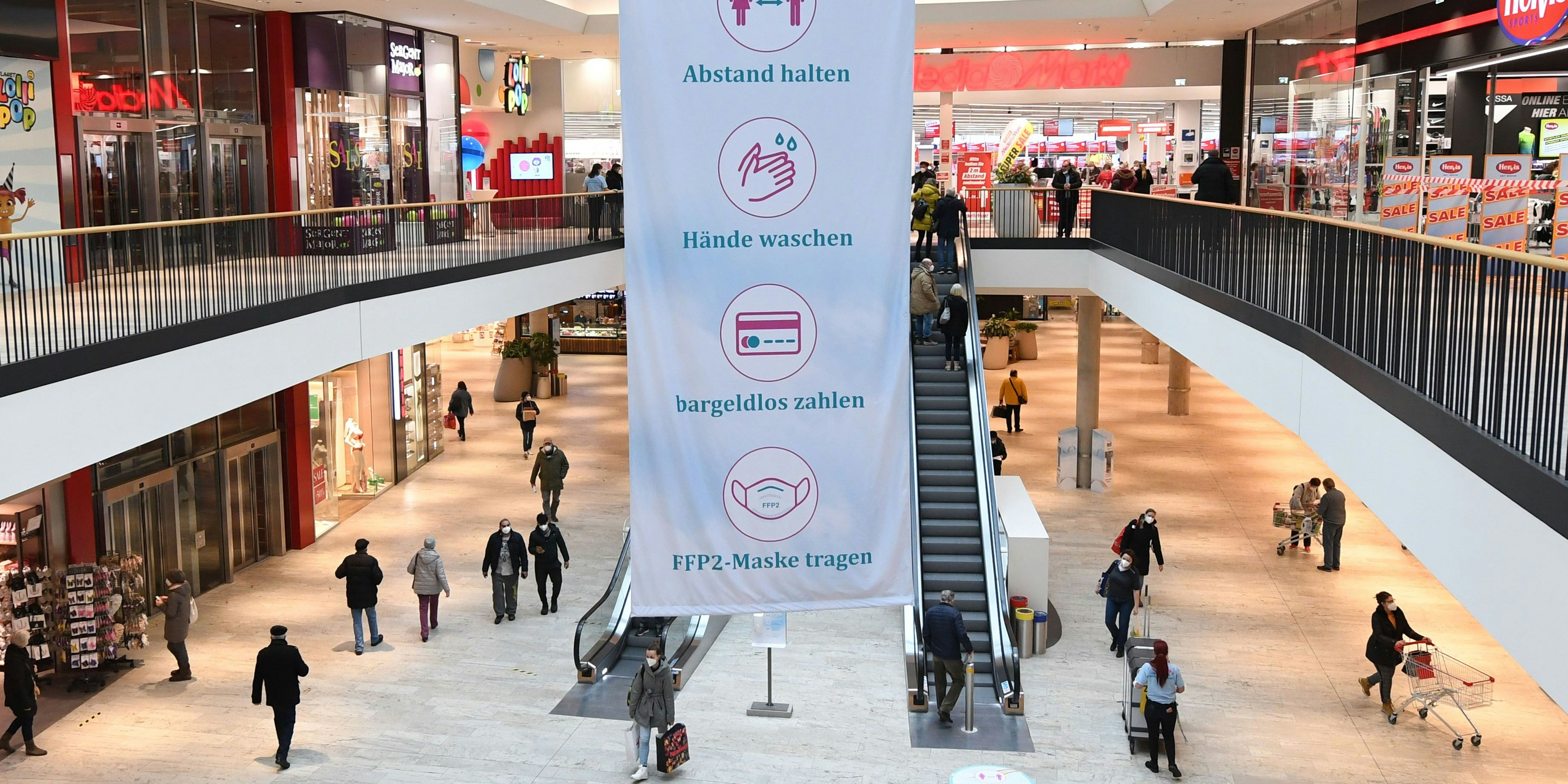 Download von www.picturedesk.com am 04.03.2021 (14:14).  ABD0066_20210208 - WIEN - ÖSTERREICH: ++ THEMENBILD ++ Illustration zum Thema Einkaufszentrum / Handel. Im Bild: Personen in einem Einkaufszentrum aufgenommen am Montag, 8. Februar 2021, anl. eines Fototermins in Wien. Nach sechswöchigem Corona-Lockdown haben Händler und körpernahe Dienstleister wieder aufgesperrt. - FOTO: APA/HELMUT FOHRINGER - 20210208_PD3997 - Rechteinfo: Rights Managed (RM)