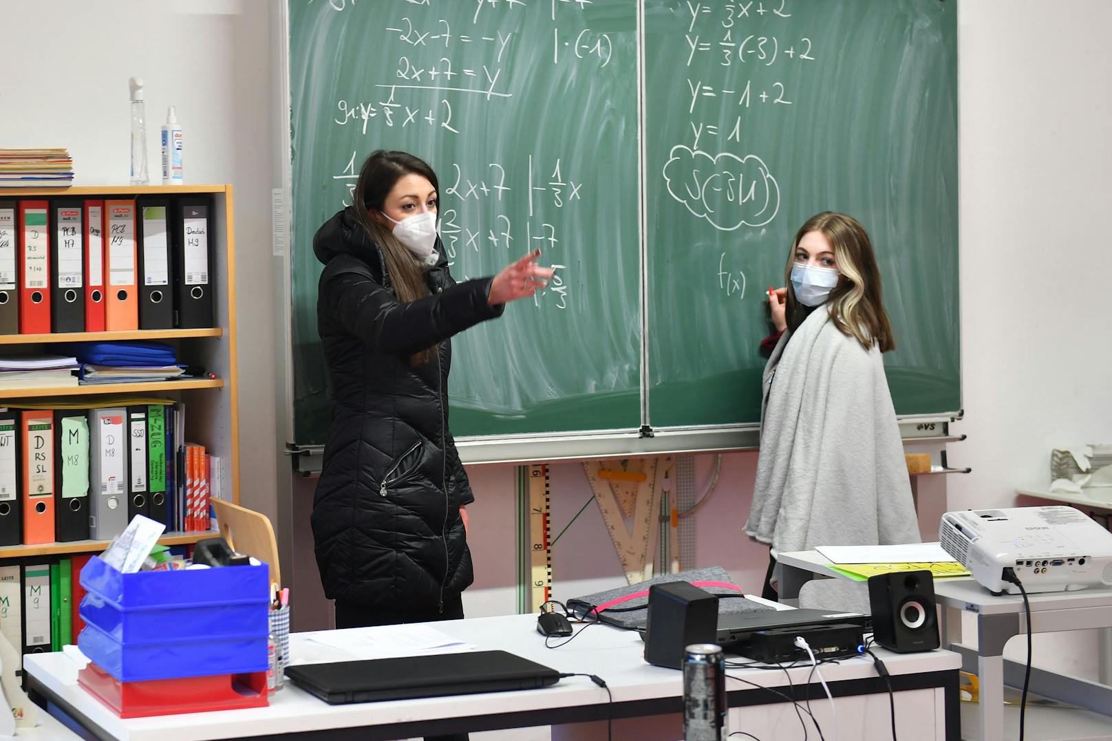 Maskenverweigernden Lehrern droht nun der Rauswurf aus dem Job.