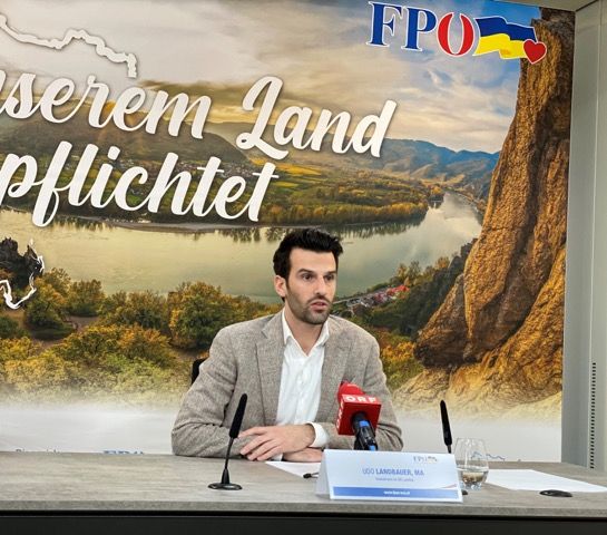 Udo Landbauer bei der Pressekonferenz.