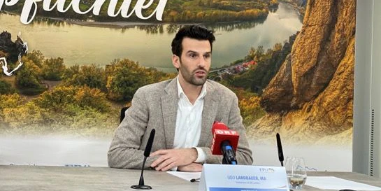 Udo Landbauer bei der Pressekonferenz.