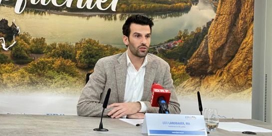 Udo Landbauer bei der Pressekonferenz.