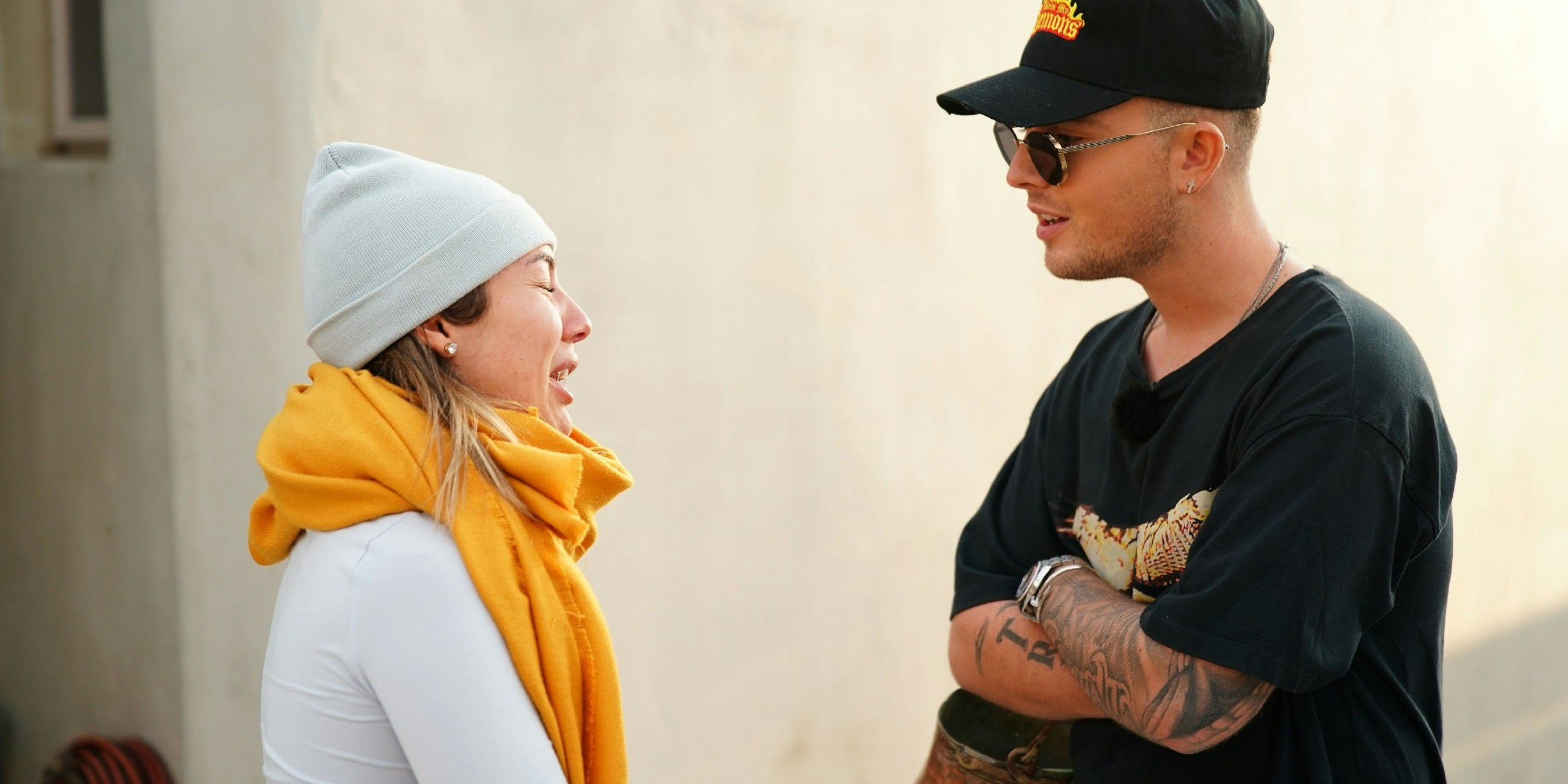 Katharina diskutiert mit Juror Mike.