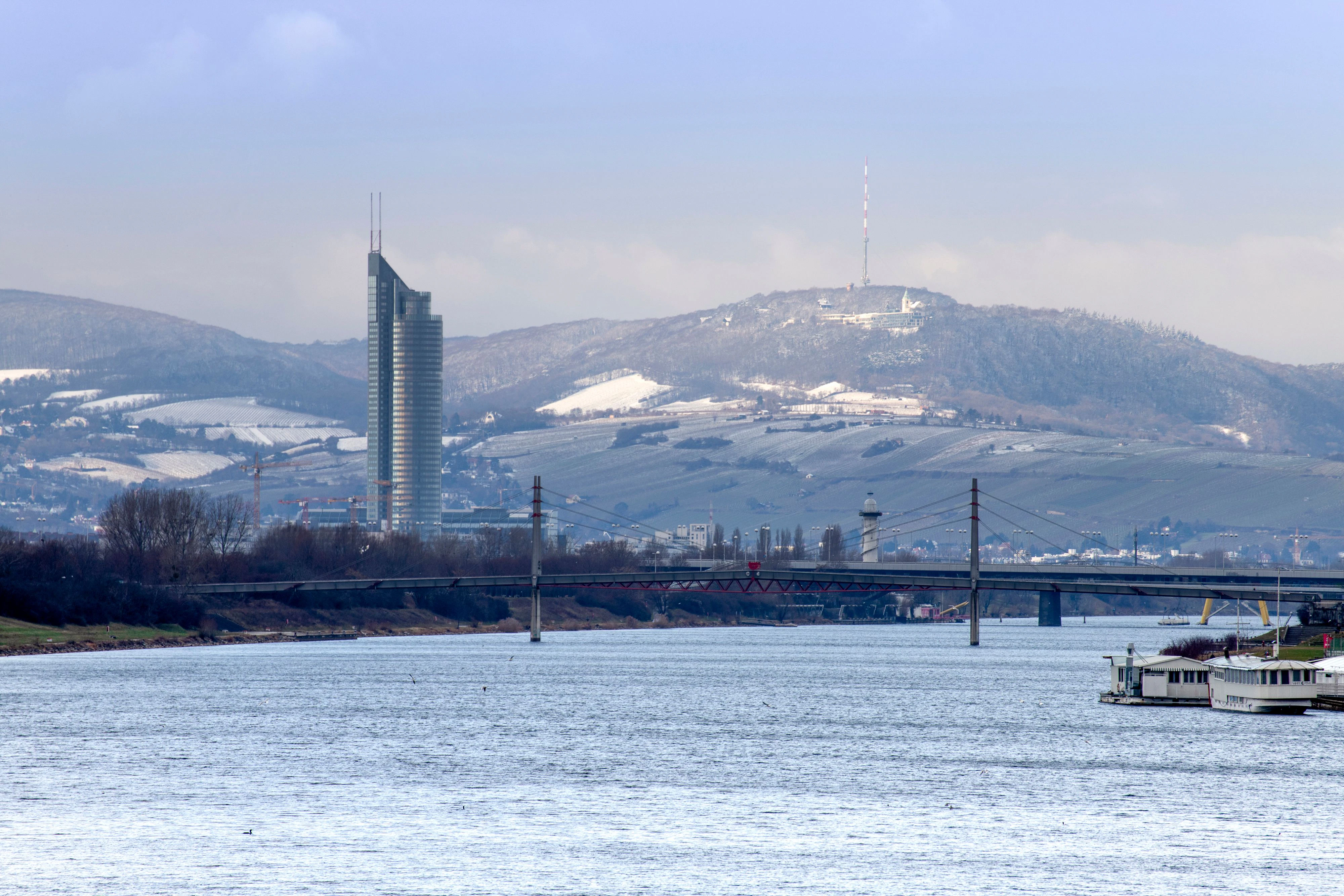 Winterliches Wien: Neue Donau und Kahlenberg. Archivbild