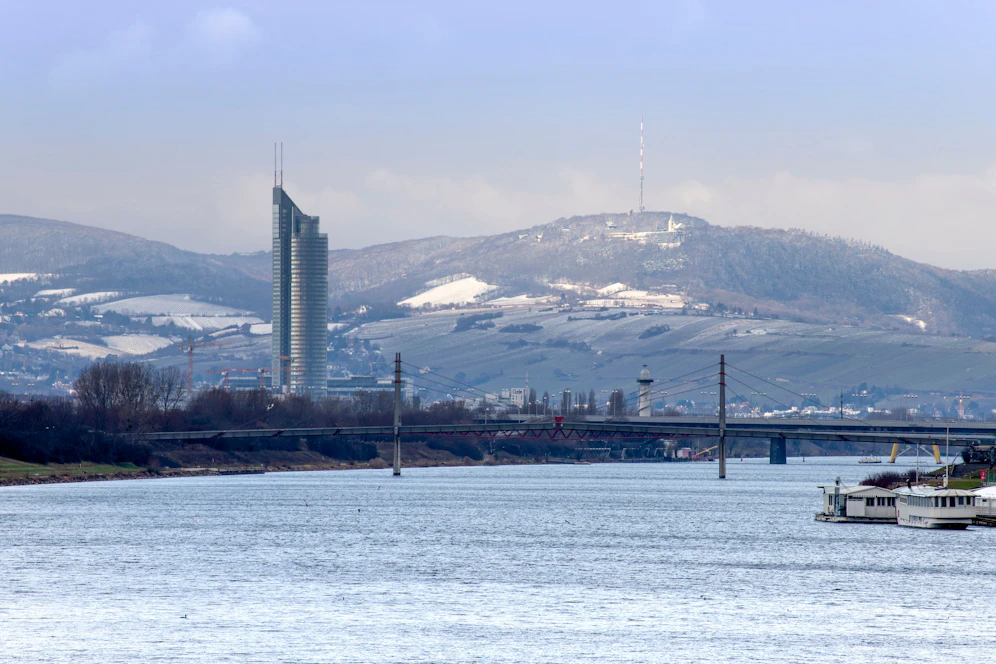 Winterliches Wien: Neue Donau und Kahlenberg. Archivbild